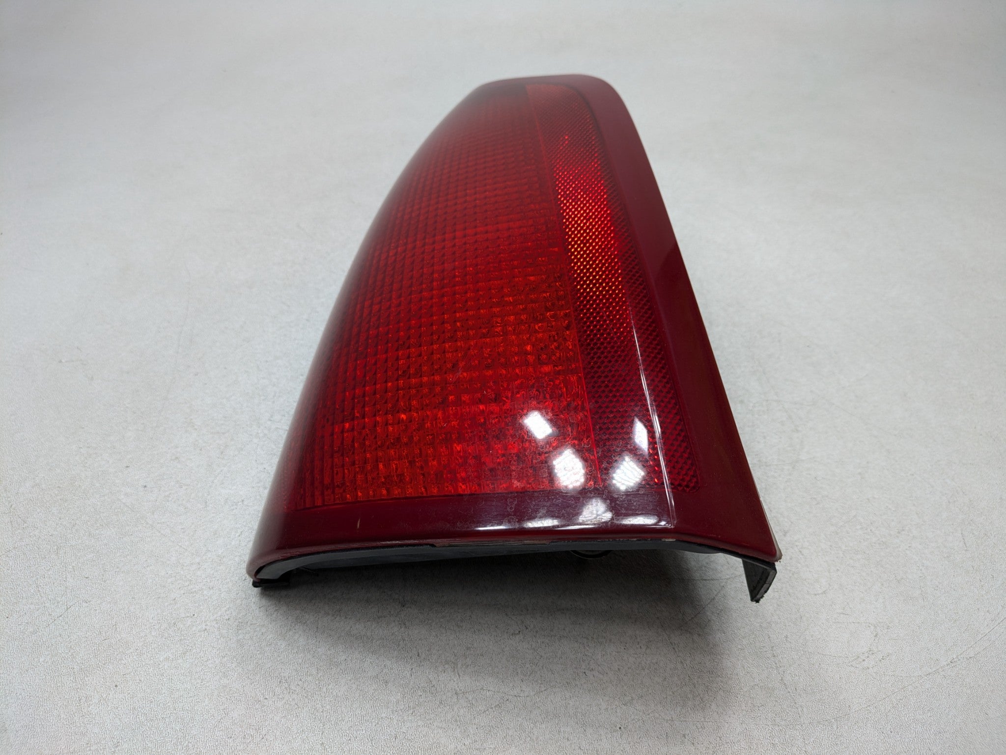 2000 - 2005 CADILLAC DEVILLE OEM TAIL LIGHT ASSEMBLY OUTER REAR LEFT DRIVER SIDE