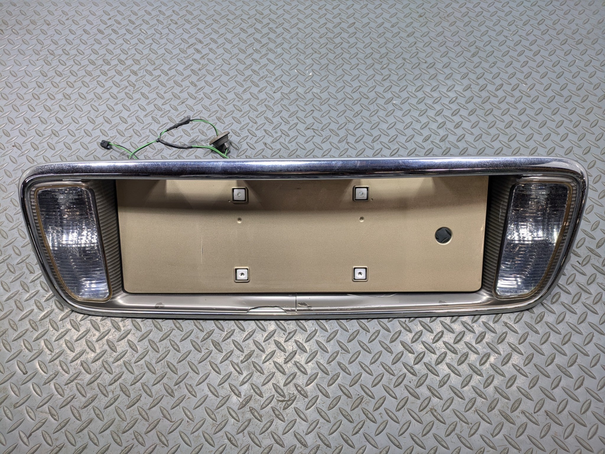 00 - 05 CADILLAC DEVILLE OEM TRUNK LID LICENSE PLATE THIRD BRAKE LIGHT ASSEMBLY