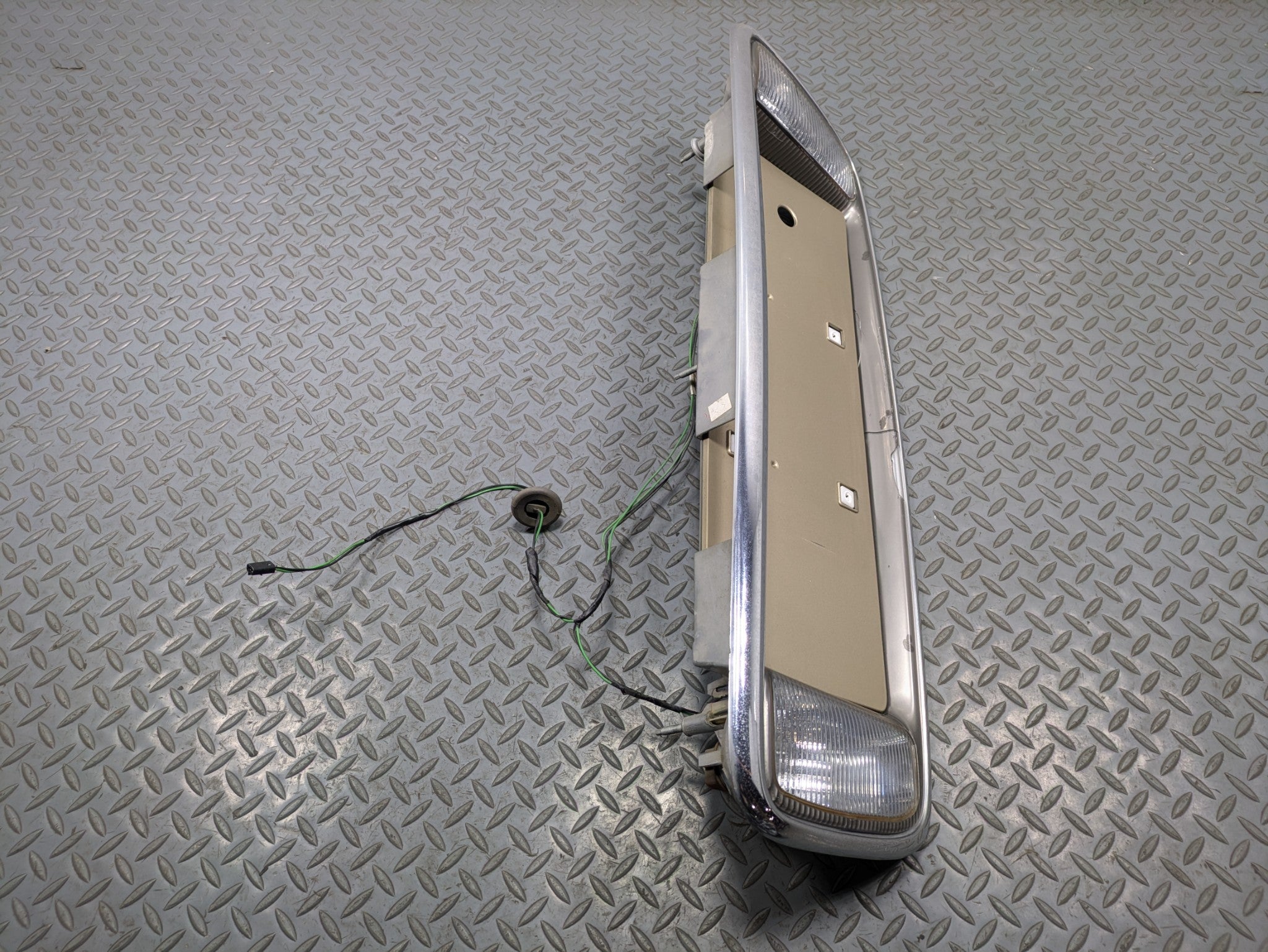 00 - 05 CADILLAC DEVILLE OEM TRUNK LID LICENSE PLATE THIRD BRAKE LIGHT ASSEMBLY