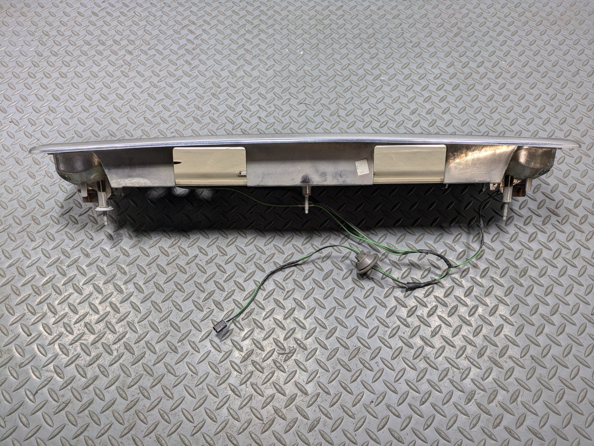 00 - 05 CADILLAC DEVILLE OEM TRUNK LID LICENSE PLATE THIRD BRAKE LIGHT ASSEMBLY