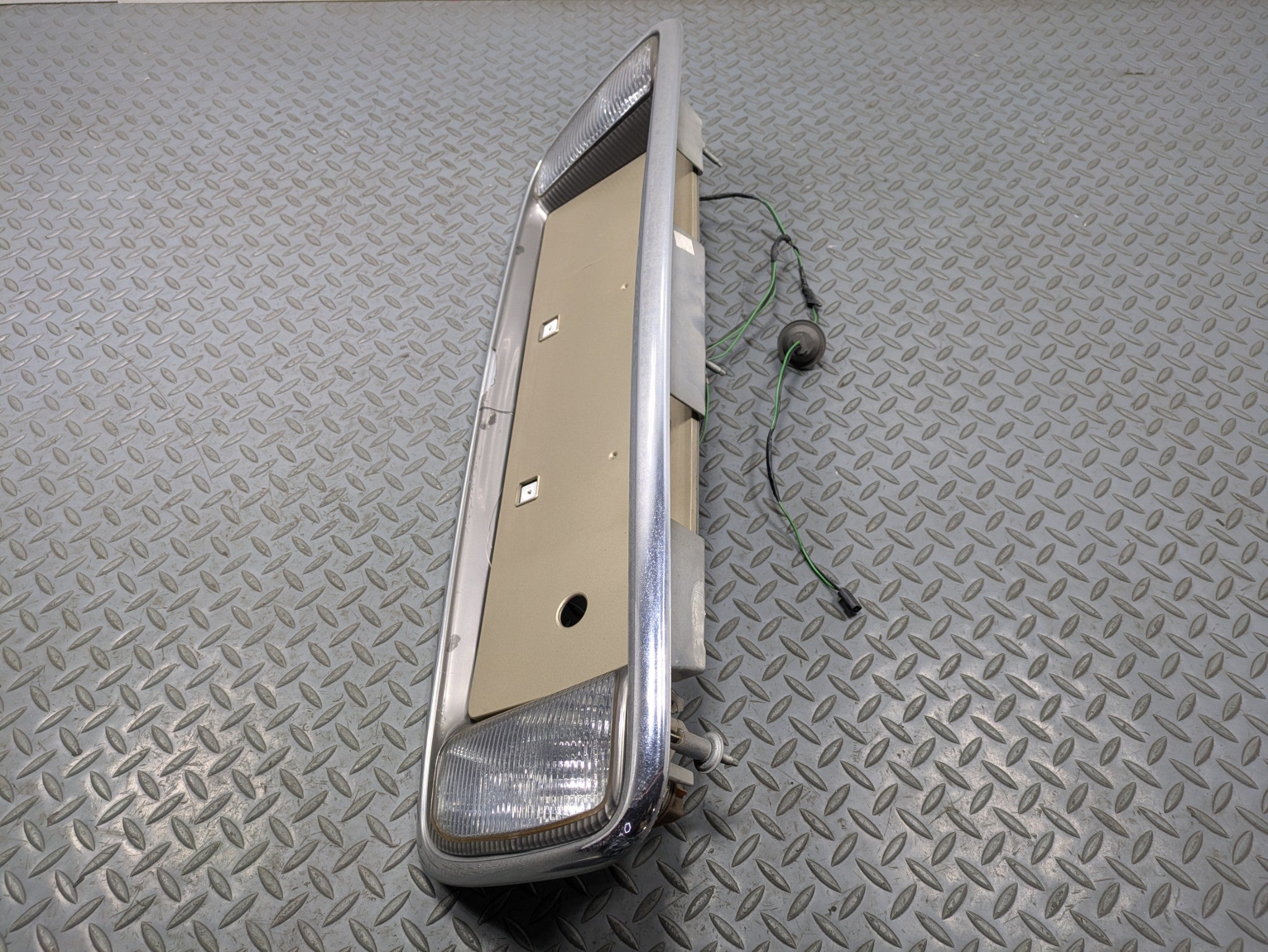 00 - 05 CADILLAC DEVILLE OEM TRUNK LID LICENSE PLATE THIRD BRAKE LIGHT ASSEMBLY