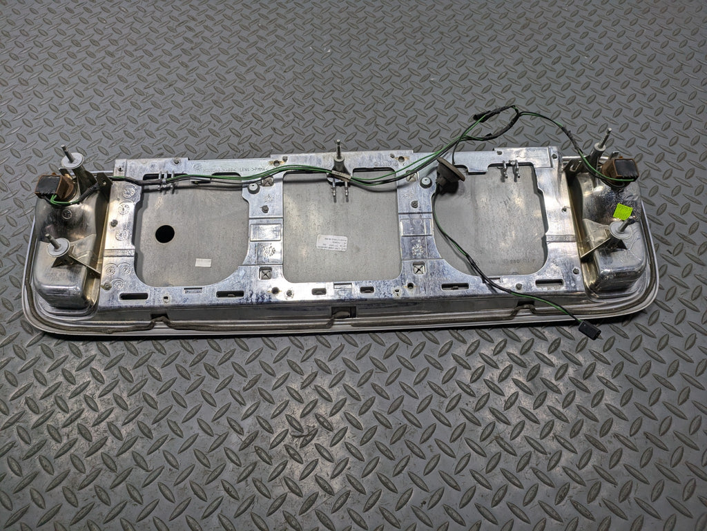 00 - 05 CADILLAC DEVILLE OEM TRUNK LID LICENSE PLATE THIRD BRAKE LIGHT ASSEMBLY