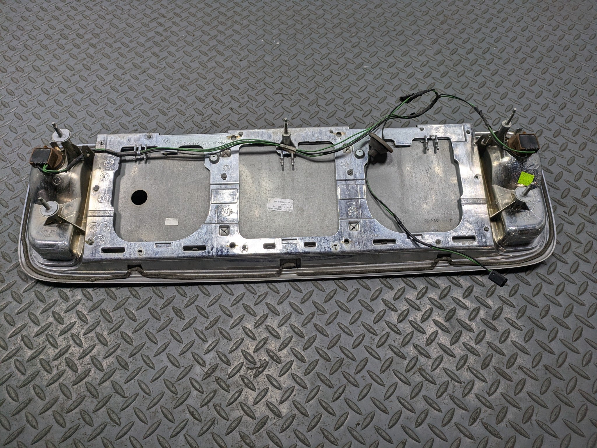 00 - 05 CADILLAC DEVILLE OEM TRUNK LID LICENSE PLATE THIRD BRAKE LIGHT ASSEMBLY