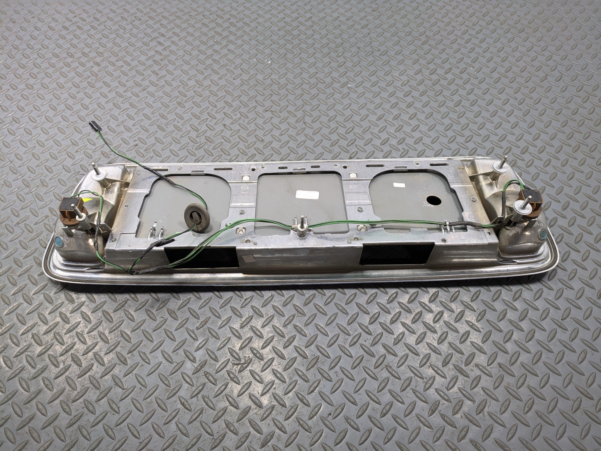 00 - 05 CADILLAC DEVILLE OEM TRUNK LID LICENSE PLATE THIRD BRAKE LIGHT ASSEMBLY