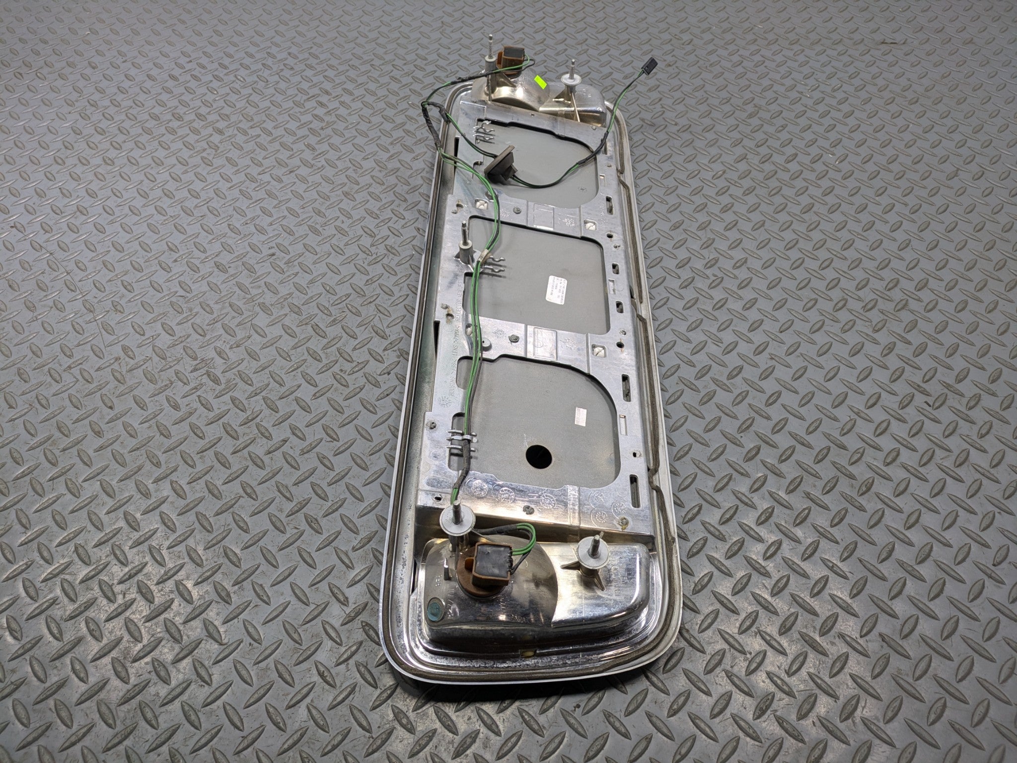 00 - 05 CADILLAC DEVILLE OEM TRUNK LID LICENSE PLATE THIRD BRAKE LIGHT ASSEMBLY