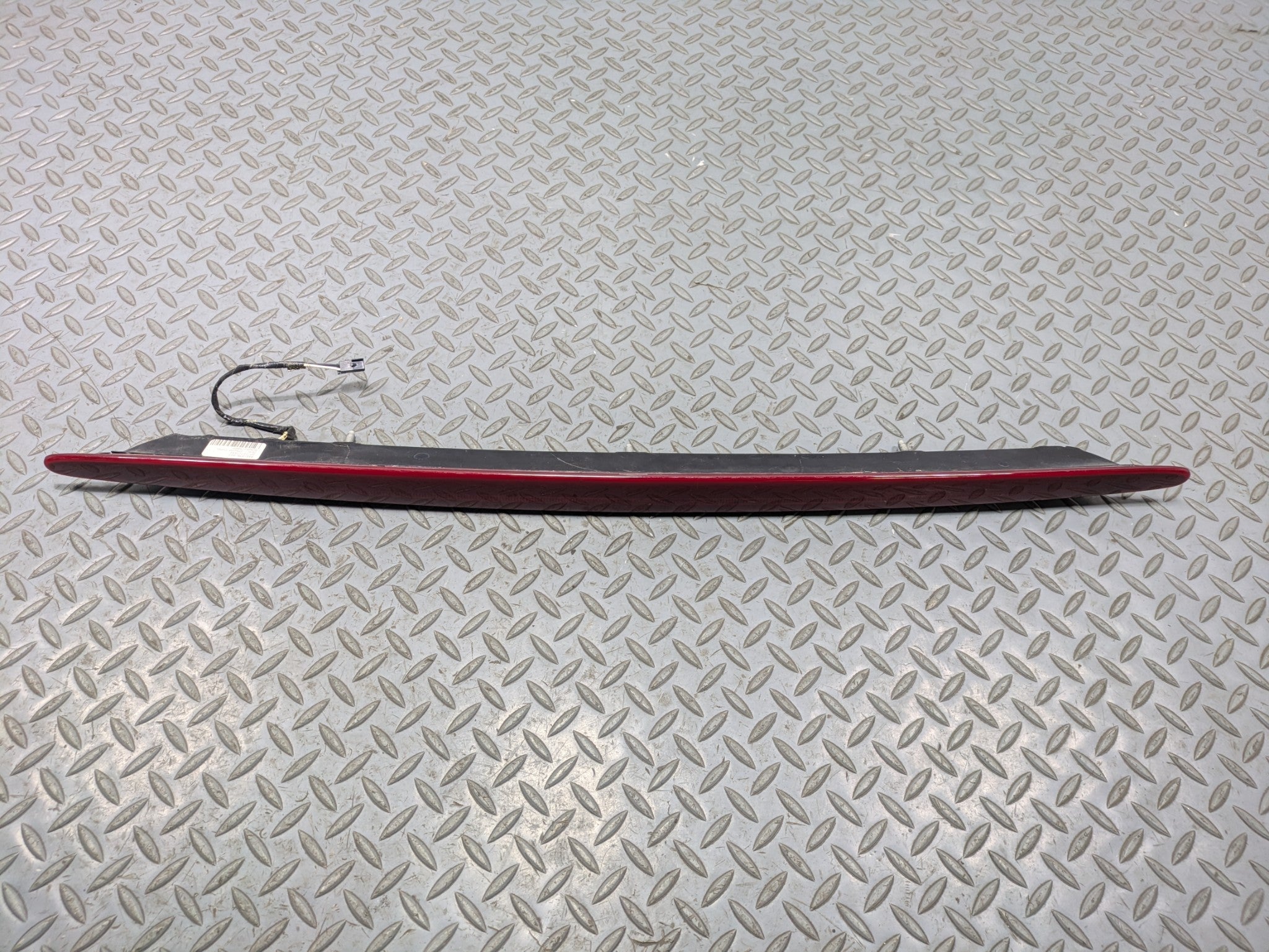 00 - 05 CADILLAC DEVILLE OEM THIRD BRAKE LIGHT AVOIDANCE HIGH MOUNT REAR CENTER