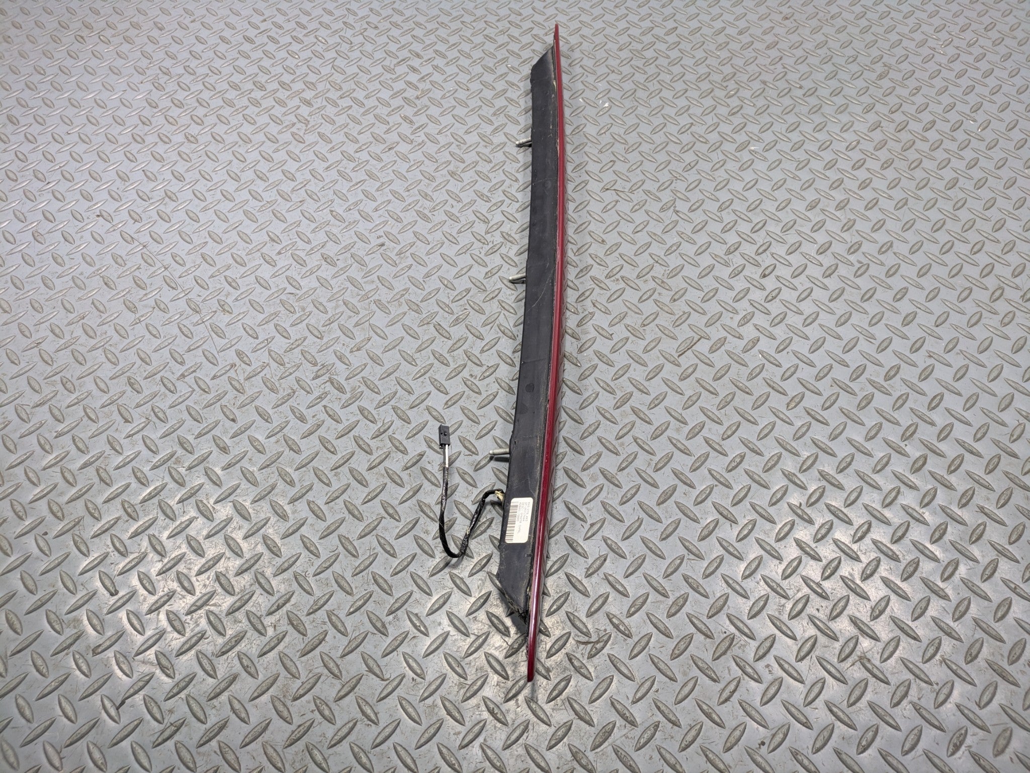 00 - 05 CADILLAC DEVILLE OEM THIRD BRAKE LIGHT AVOIDANCE HIGH MOUNT REAR CENTER