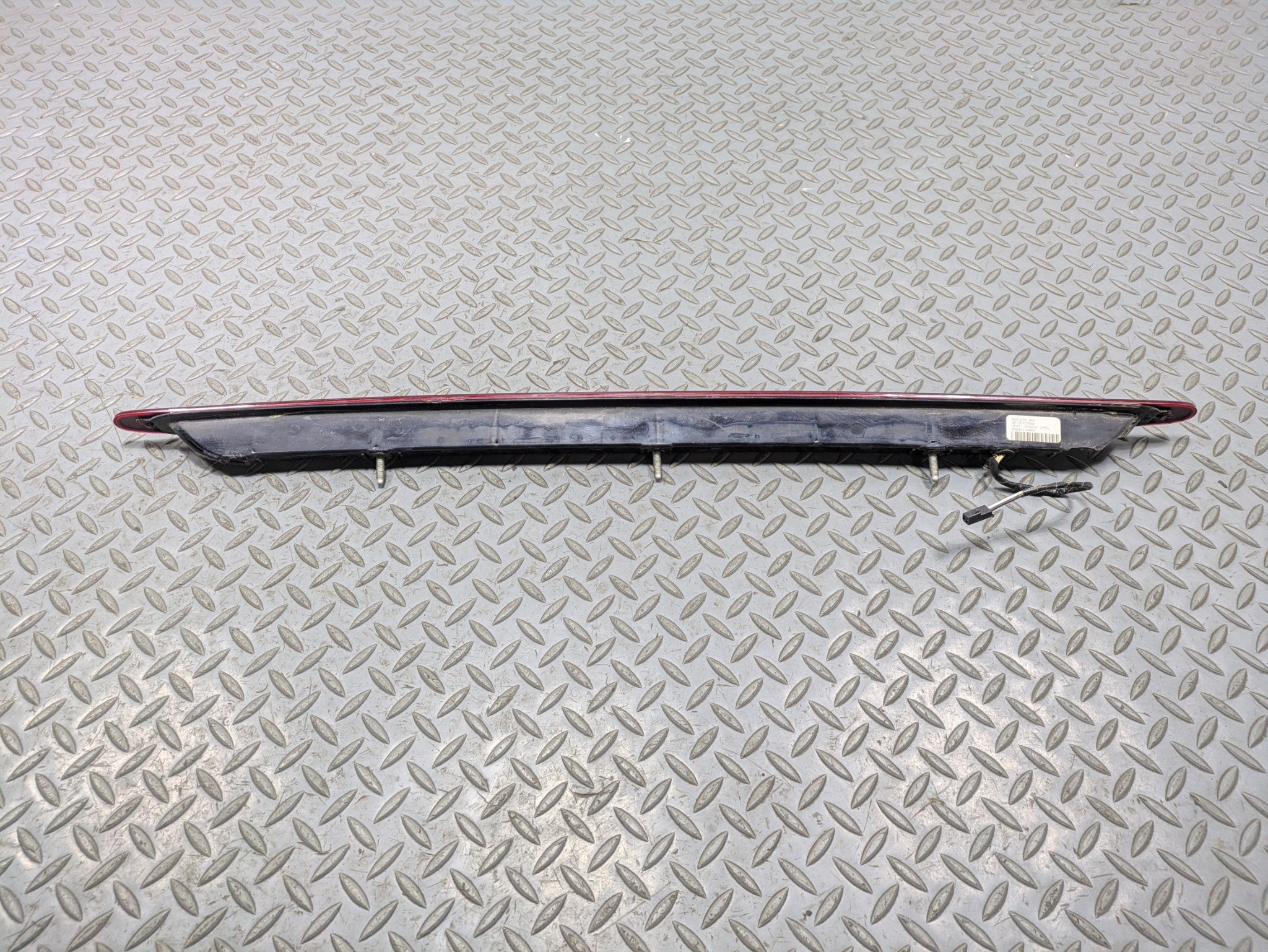 00 - 05 CADILLAC DEVILLE OEM THIRD BRAKE LIGHT AVOIDANCE HIGH MOUNT REAR CENTER