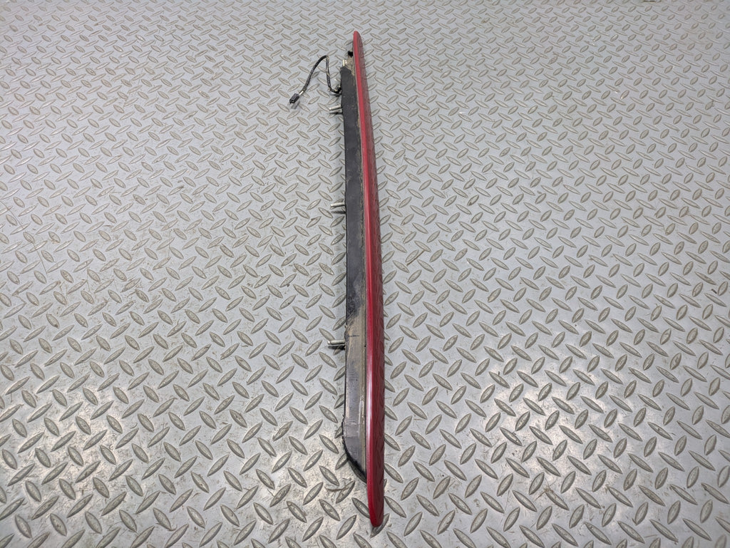 00 - 05 CADILLAC DEVILLE OEM THIRD BRAKE LIGHT AVOIDANCE HIGH MOUNT REAR CENTER