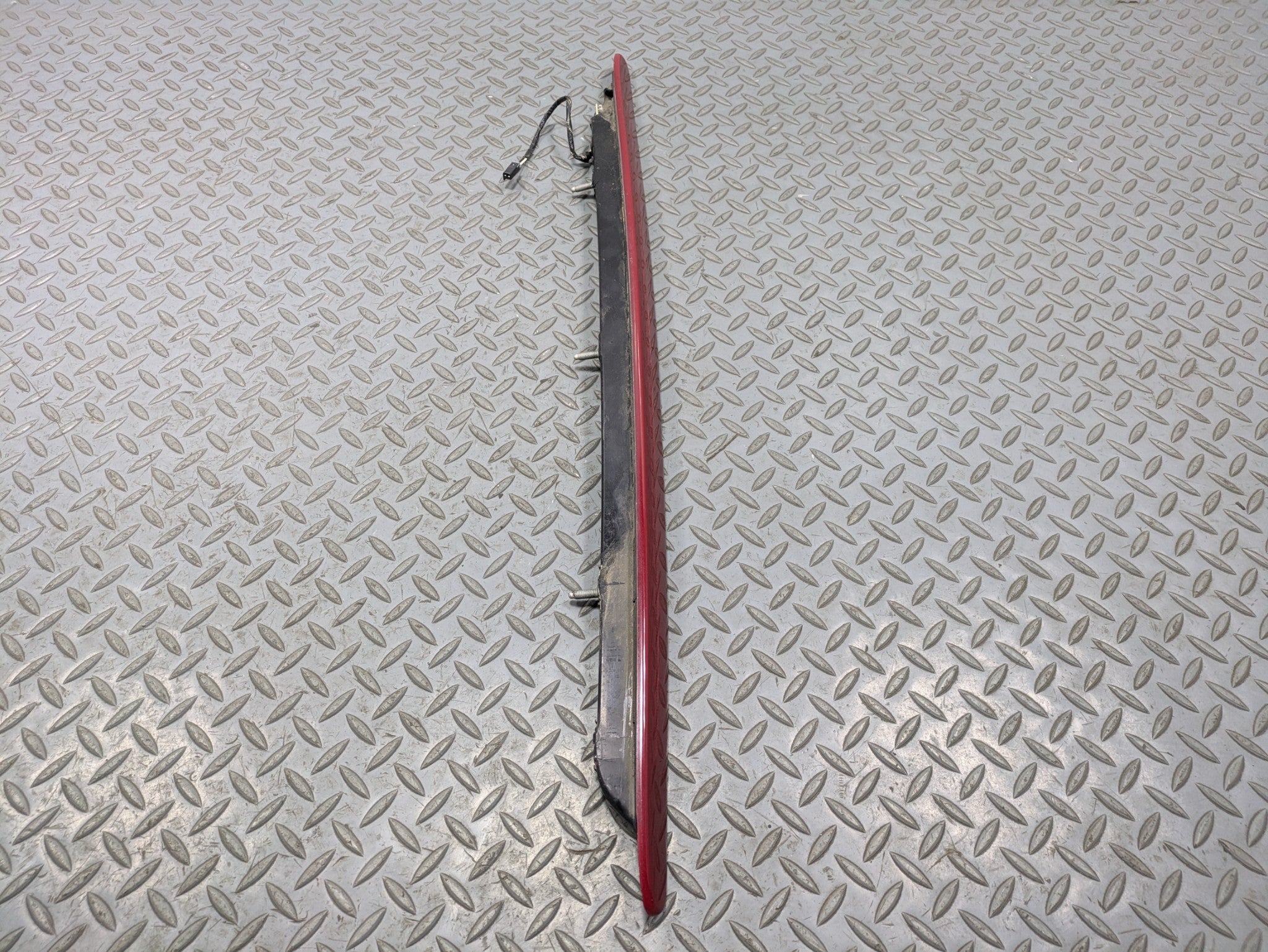 00 - 05 CADILLAC DEVILLE OEM THIRD BRAKE LIGHT AVOIDANCE HIGH MOUNT REAR CENTER