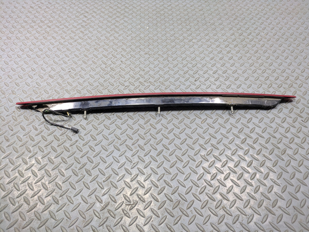 00 - 05 CADILLAC DEVILLE OEM THIRD BRAKE LIGHT AVOIDANCE HIGH MOUNT REAR CENTER