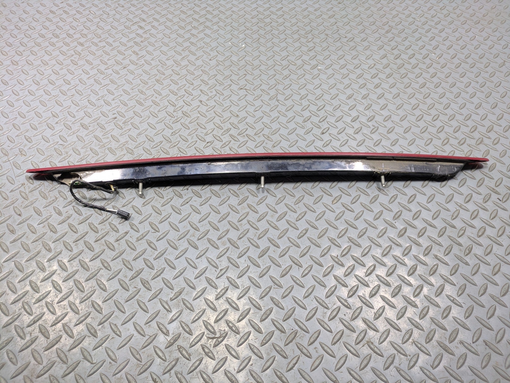 00 - 05 CADILLAC DEVILLE OEM THIRD BRAKE LIGHT AVOIDANCE HIGH MOUNT REAR CENTER
