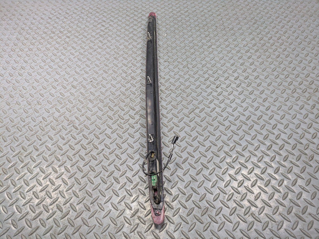 00 - 05 CADILLAC DEVILLE OEM THIRD BRAKE LIGHT AVOIDANCE HIGH MOUNT REAR CENTER