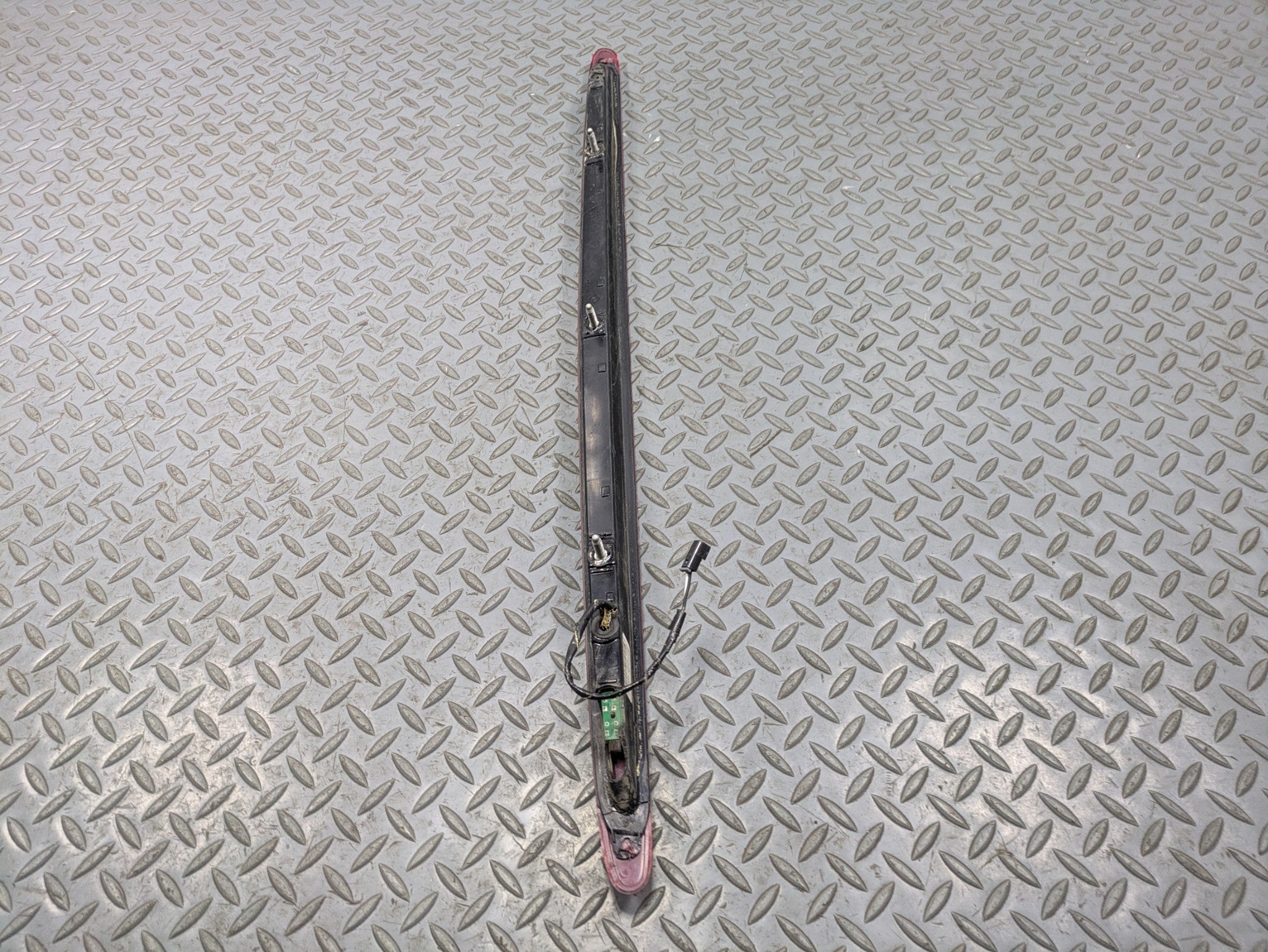 00 - 05 CADILLAC DEVILLE OEM THIRD BRAKE LIGHT AVOIDANCE HIGH MOUNT REAR CENTER