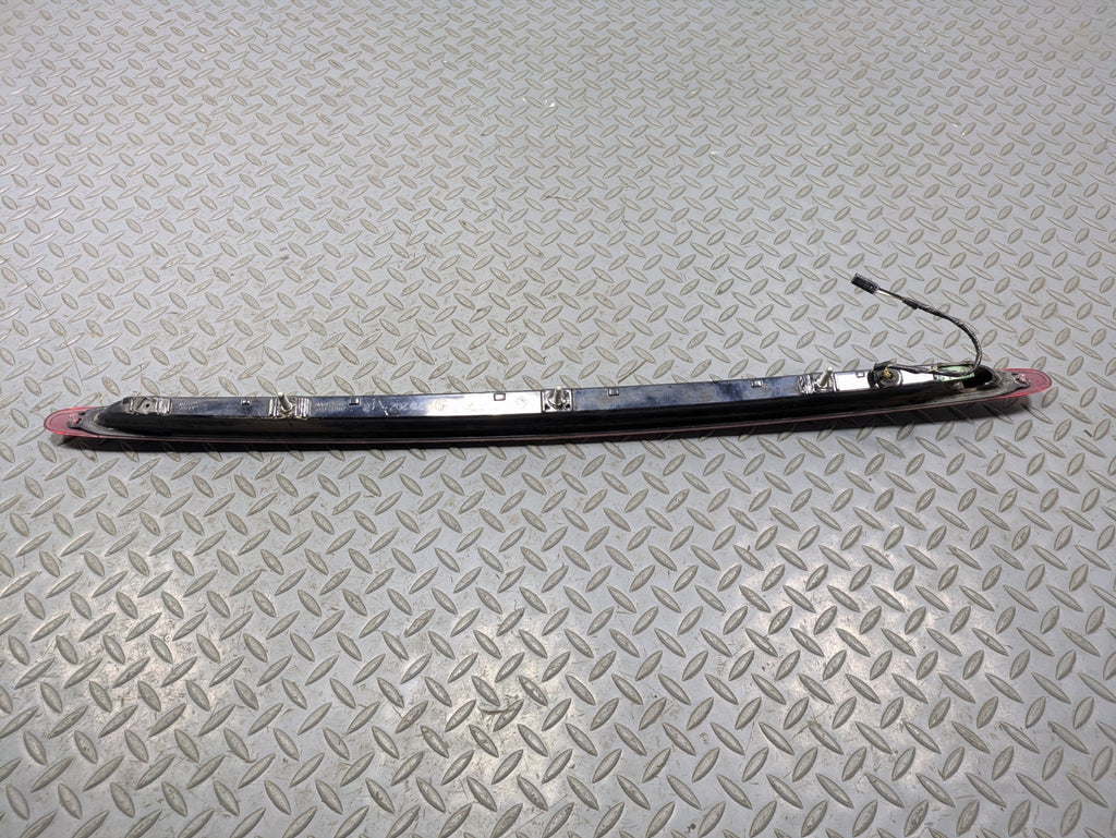 00 - 05 CADILLAC DEVILLE OEM THIRD BRAKE LIGHT AVOIDANCE HIGH MOUNT REAR CENTER