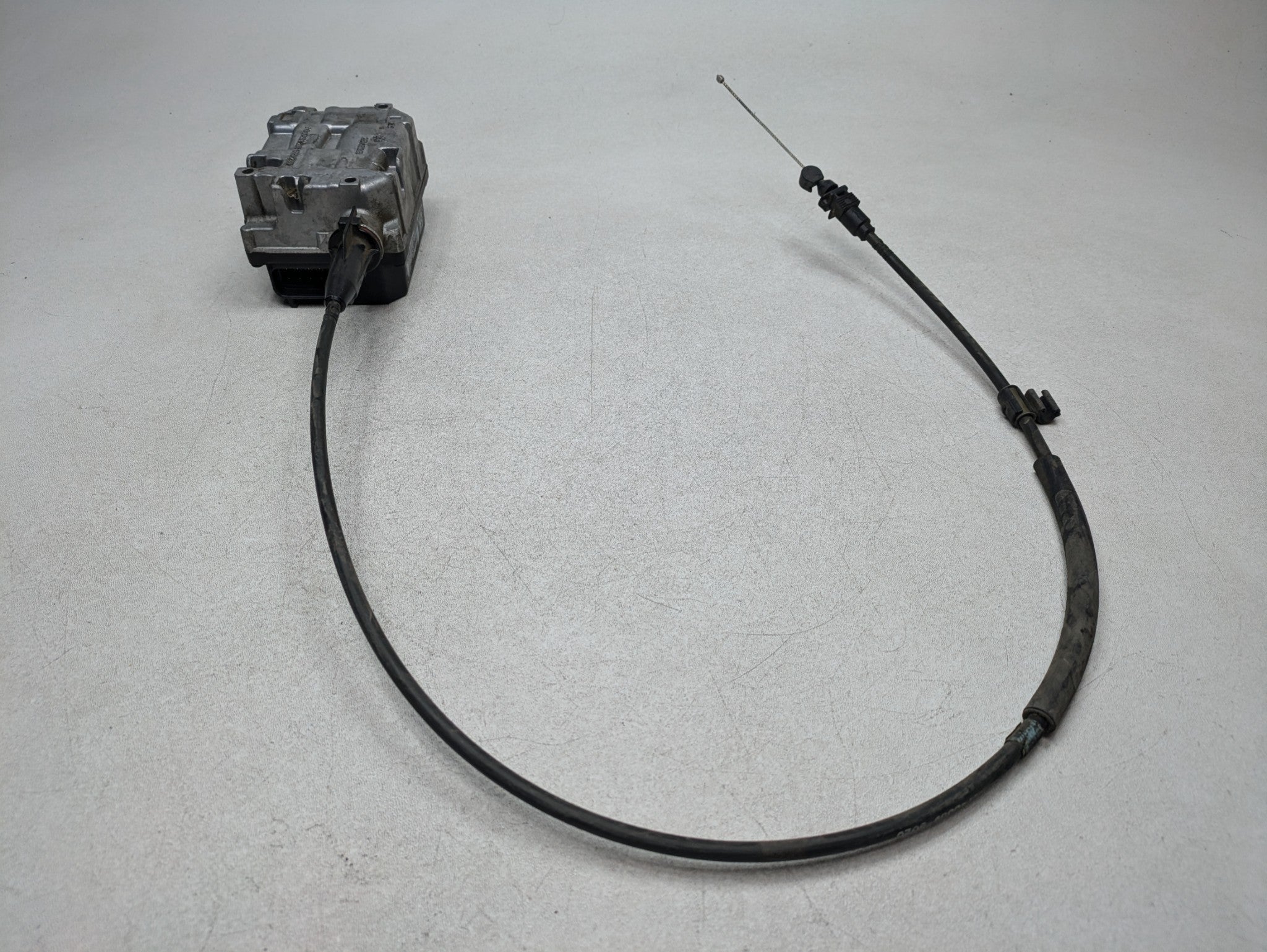 2000 - 2005 CADILLAC DEVILLE OEM CRUISE COMPUTER CONTROL MODULE UNIT WITH CABLE