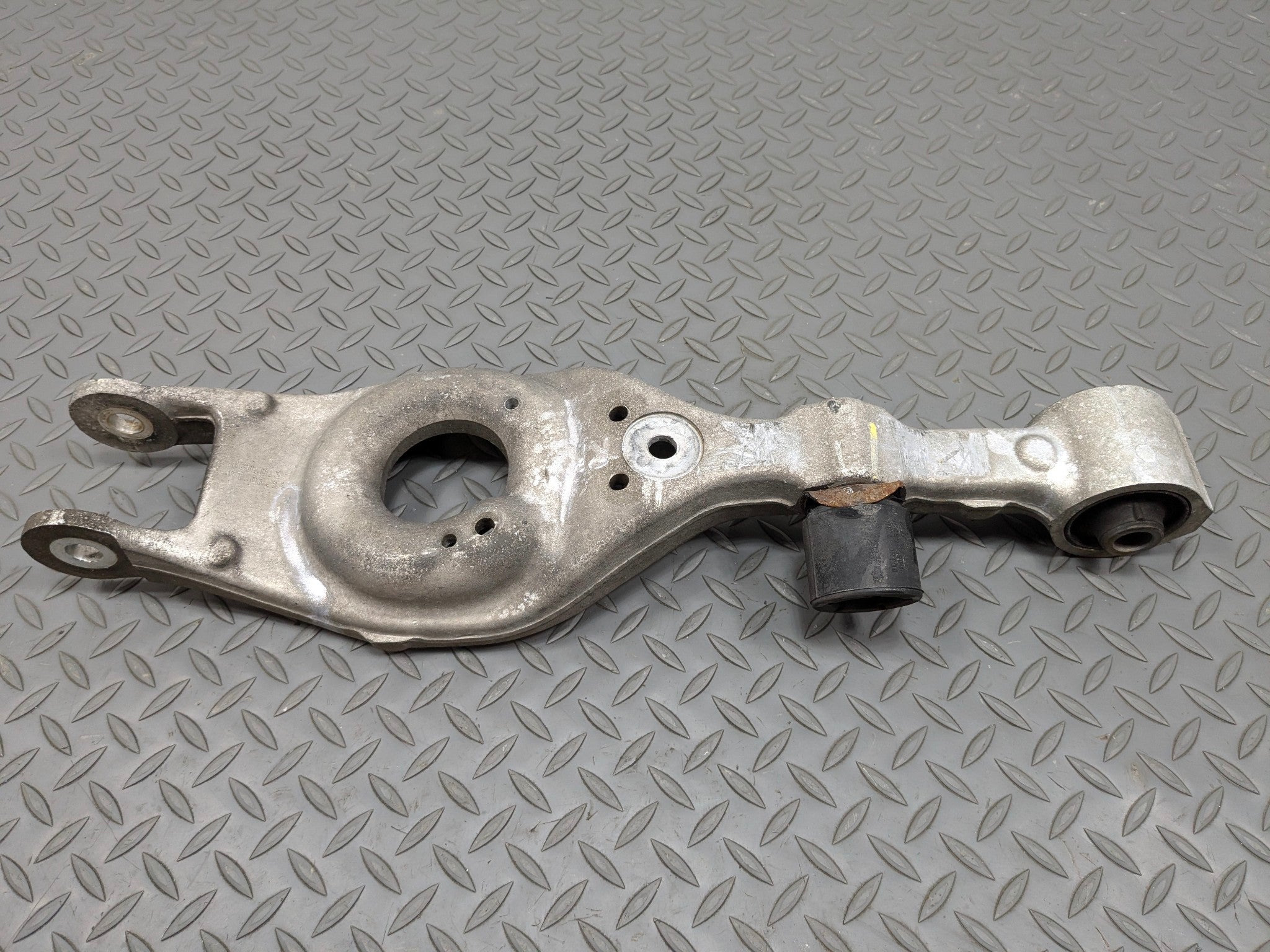 2012 - 2014 HYUNDAI AZERA OEM LOWER SUSPENSION CONTROL ARM REAR RIGHT SIDE