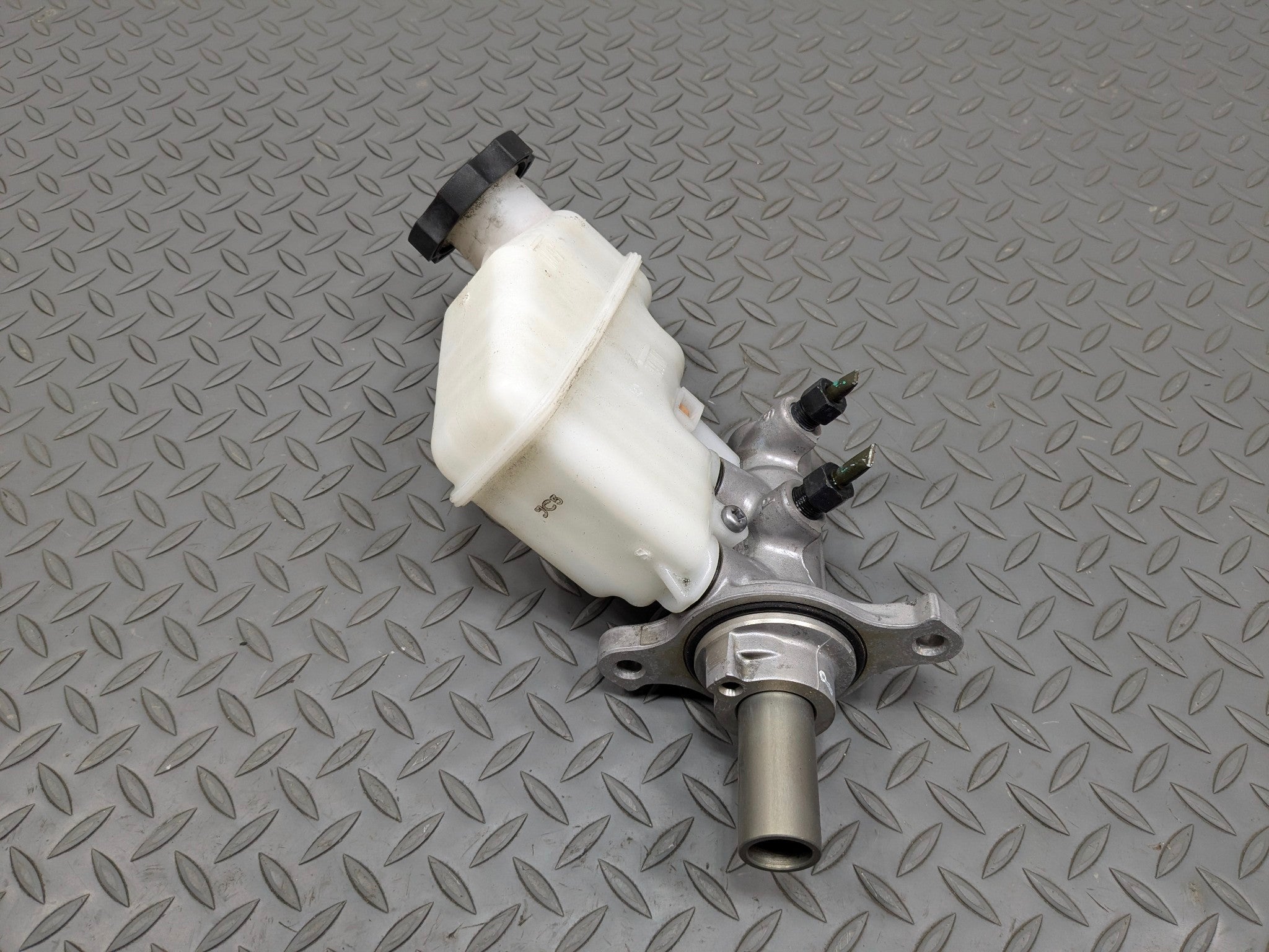 2012 - 2014 HYUNDAI AZERA OEM BRAKE MASTER CYLINDER WITH RESERVOIR TANK