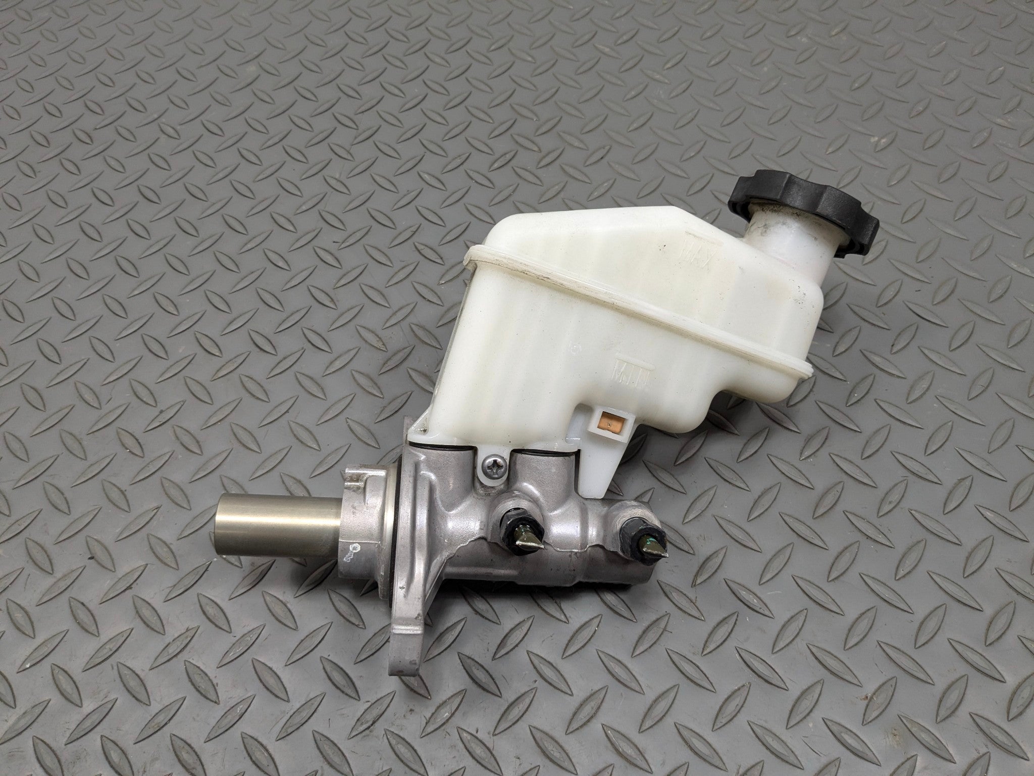 2012 - 2014 HYUNDAI AZERA OEM BRAKE MASTER CYLINDER WITH RESERVOIR TANK