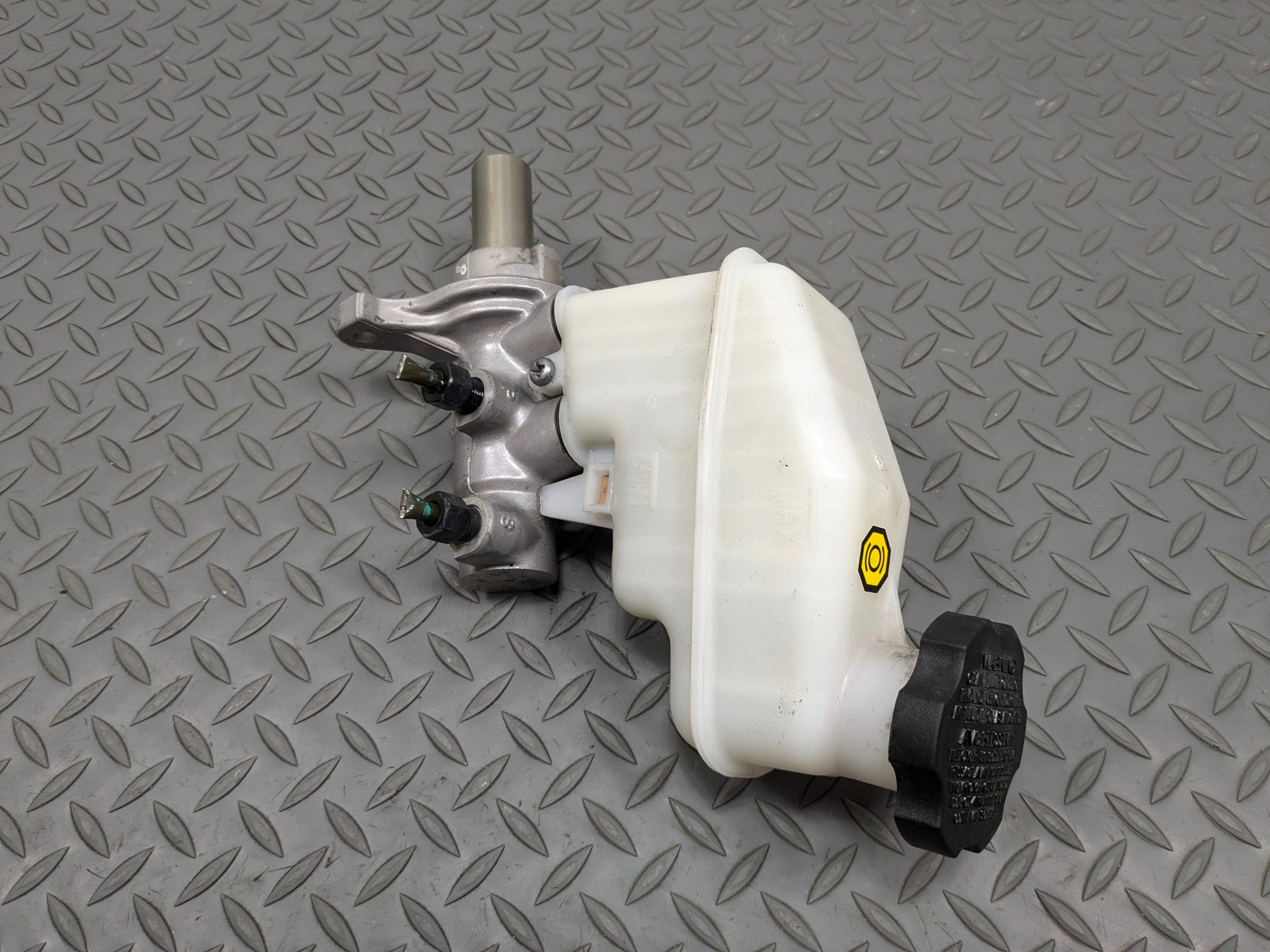 2012 - 2014 HYUNDAI AZERA OEM BRAKE MASTER CYLINDER WITH RESERVOIR TANK