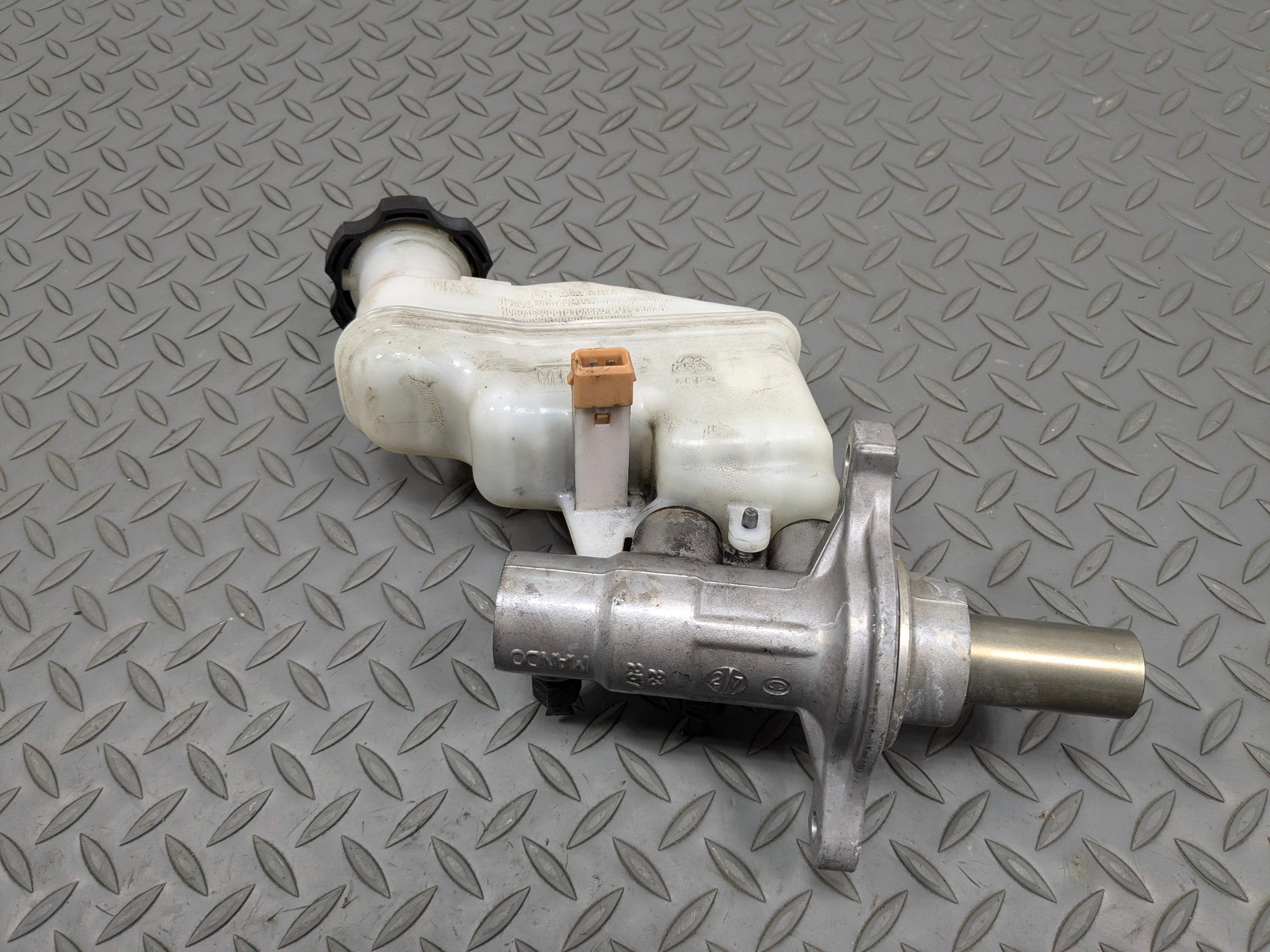 2012 - 2014 HYUNDAI AZERA OEM BRAKE MASTER CYLINDER WITH RESERVOIR TANK