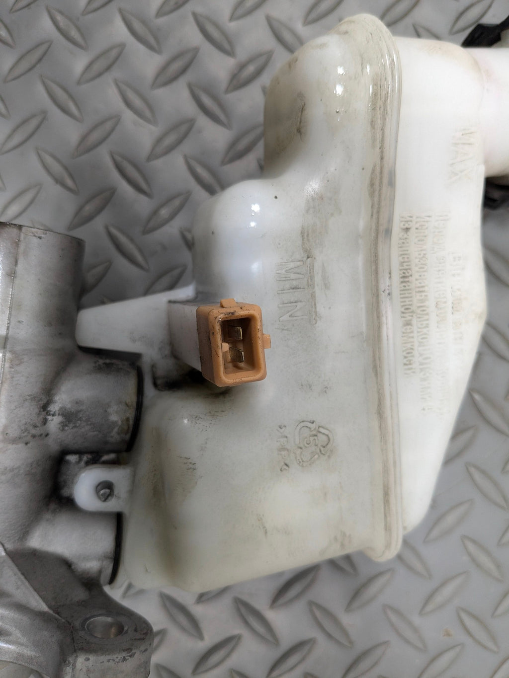 2012 - 2014 HYUNDAI AZERA OEM BRAKE MASTER CYLINDER WITH RESERVOIR TANK