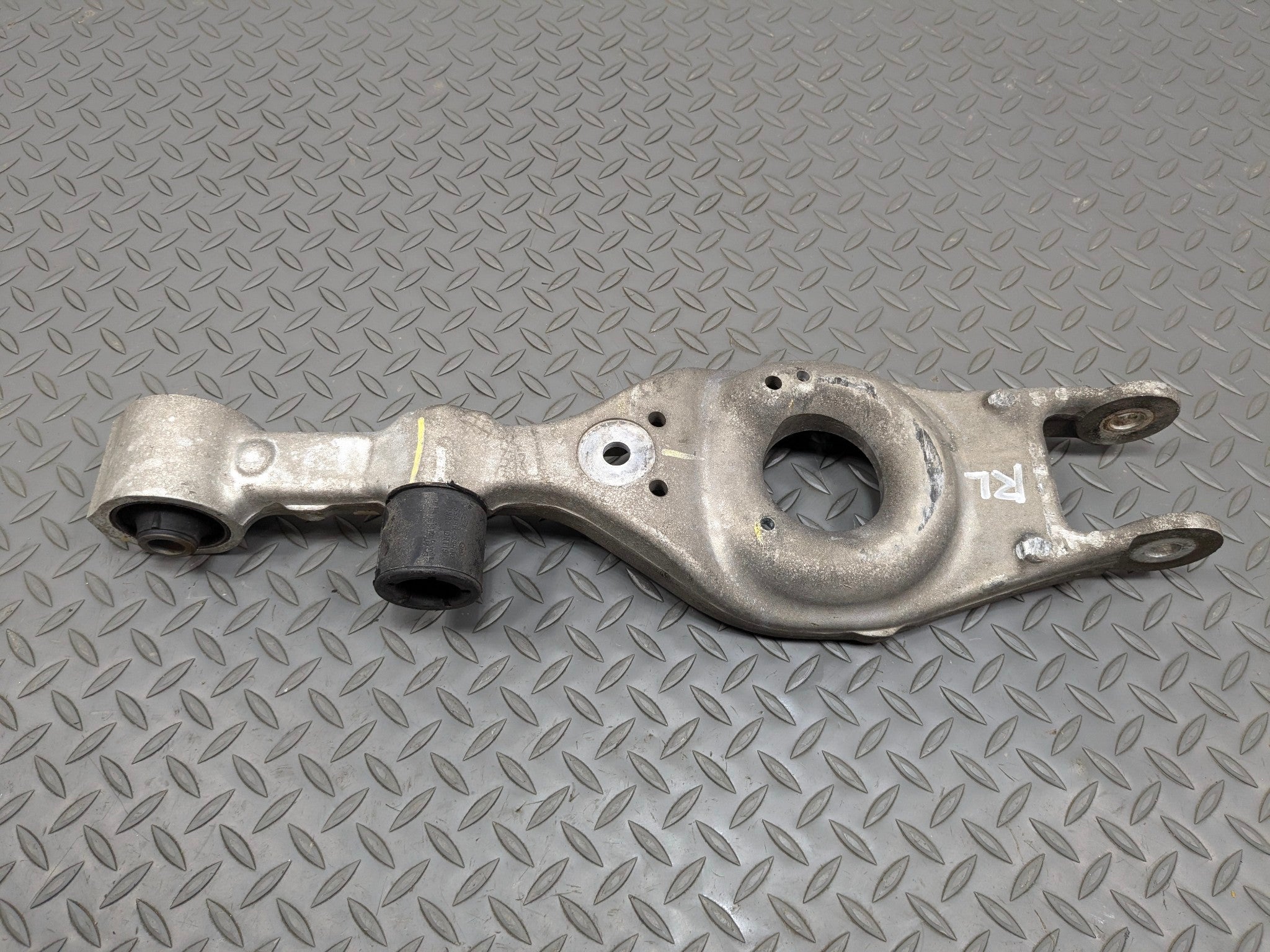 2012 - 2014 HYUNDAI AZERA OEM LOWER SUSPENSION CONTROL ARM REAR LEFT SIDE