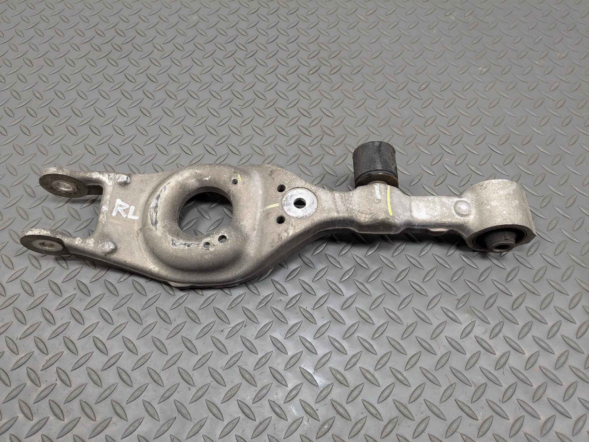 2012 - 2014 HYUNDAI AZERA OEM LOWER SUSPENSION CONTROL ARM REAR LEFT SIDE