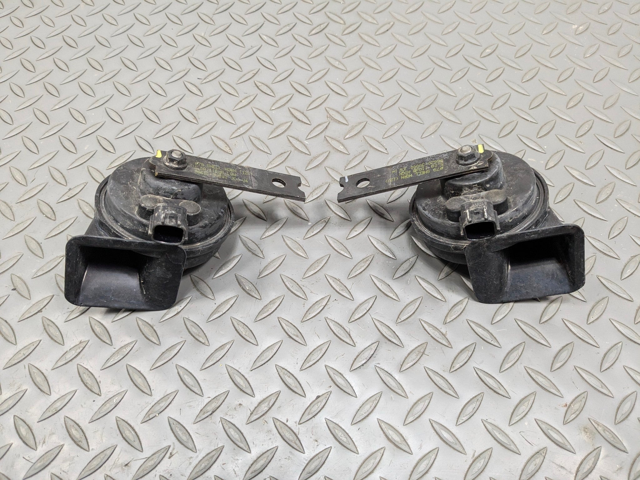 2012 - 2014 HYUNDAI AZERA OEM LOW AND HIGH TONE PITCH NOTE SIGNAL HORN SET OF 2