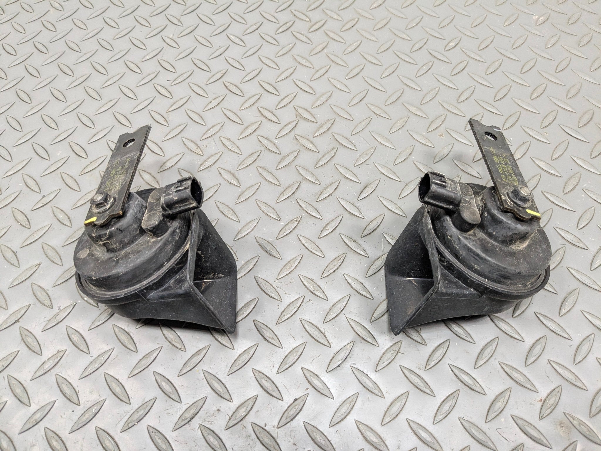 2012 - 2014 HYUNDAI AZERA OEM LOW AND HIGH TONE PITCH NOTE SIGNAL HORN SET OF 2
