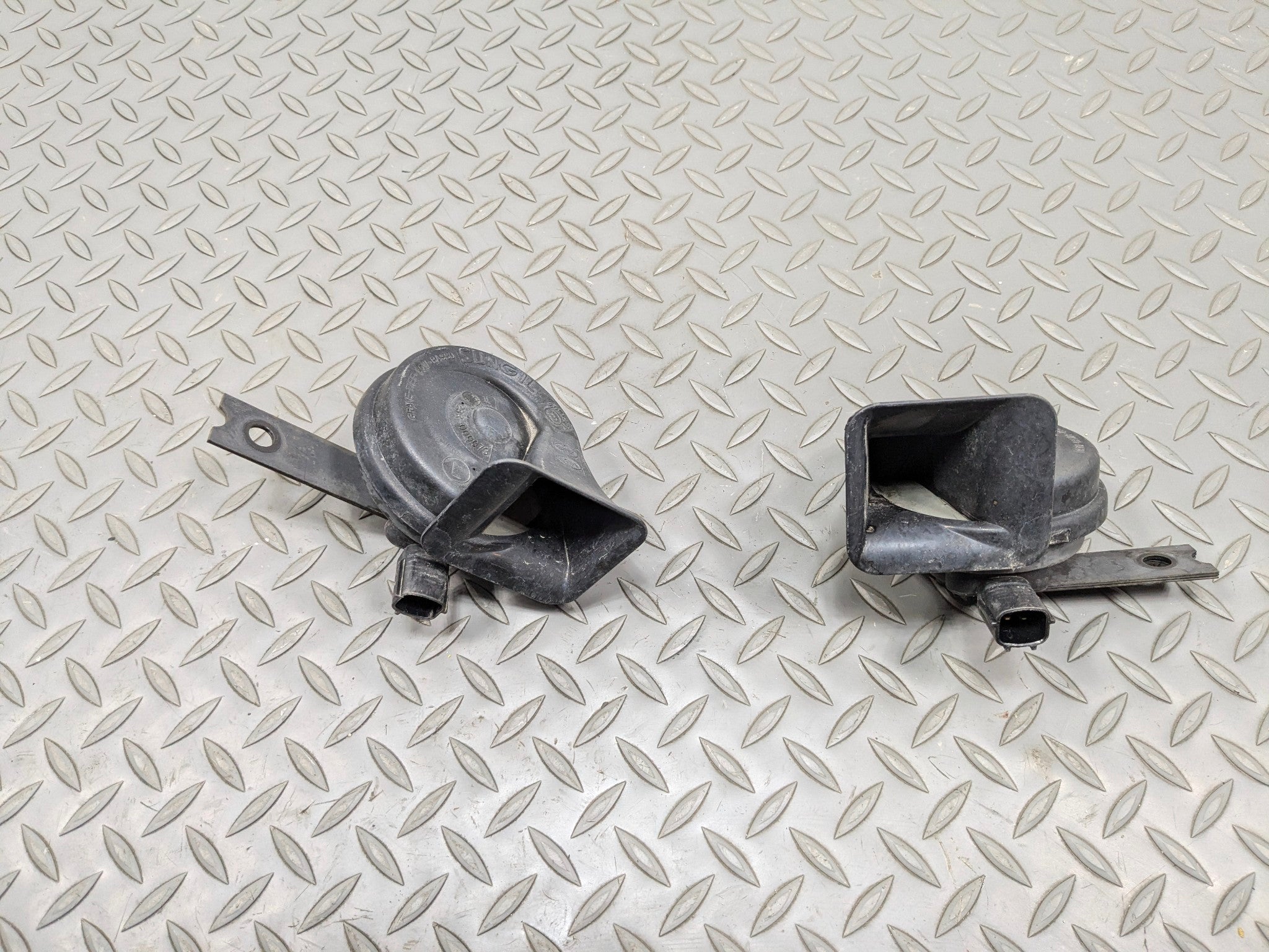 2012 - 2014 HYUNDAI AZERA OEM LOW AND HIGH TONE PITCH NOTE SIGNAL HORN SET OF 2