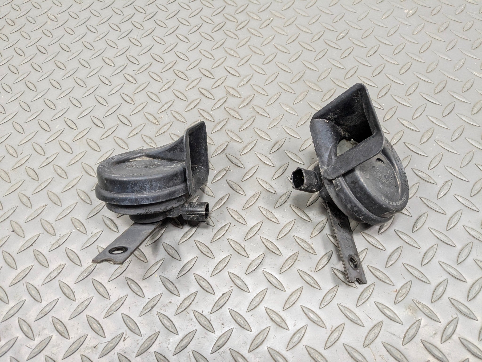 2012 - 2014 HYUNDAI AZERA OEM LOW AND HIGH TONE PITCH NOTE SIGNAL HORN SET OF 2