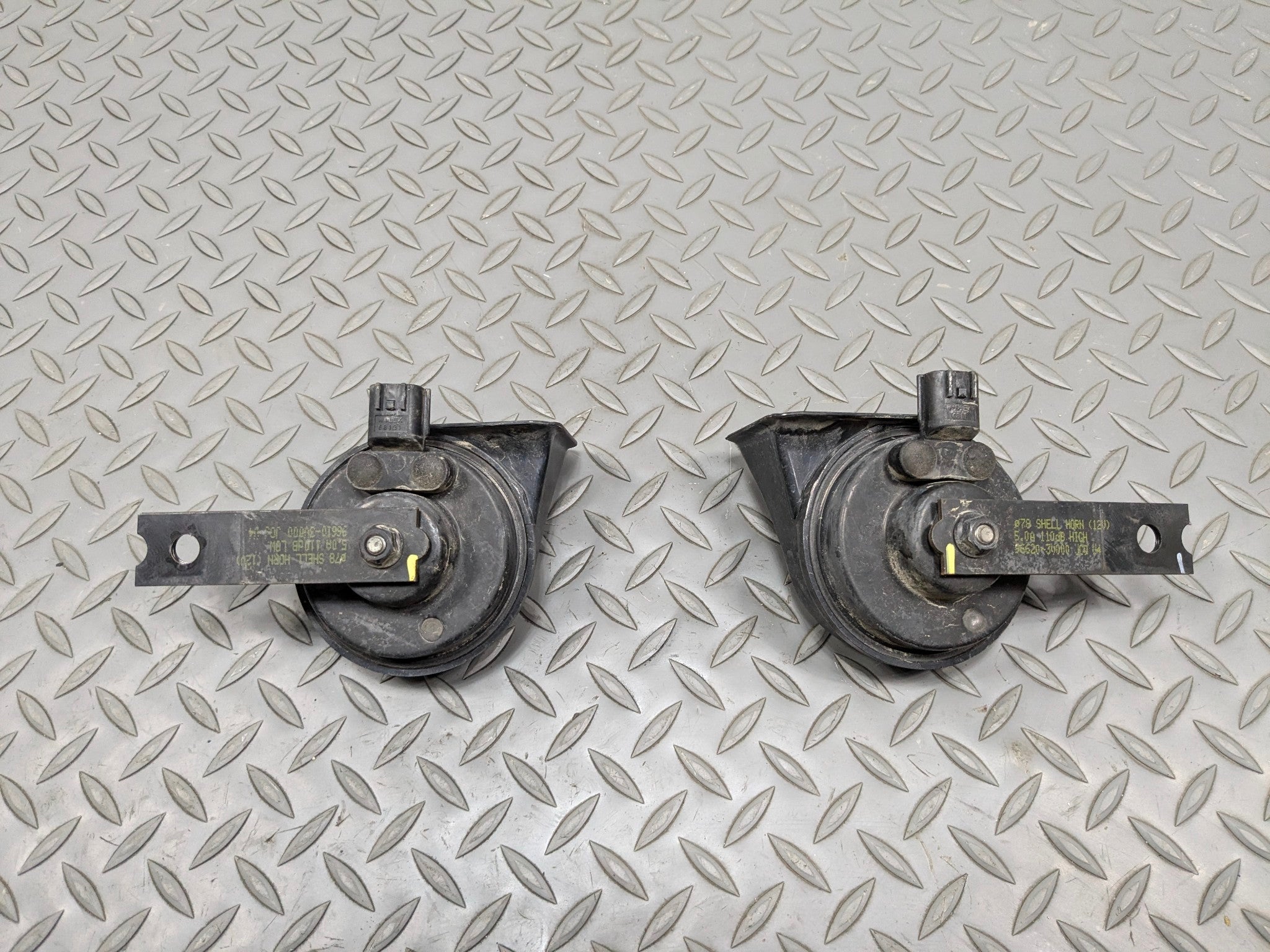 2012 - 2014 HYUNDAI AZERA OEM LOW AND HIGH TONE PITCH NOTE SIGNAL HORN SET OF 2