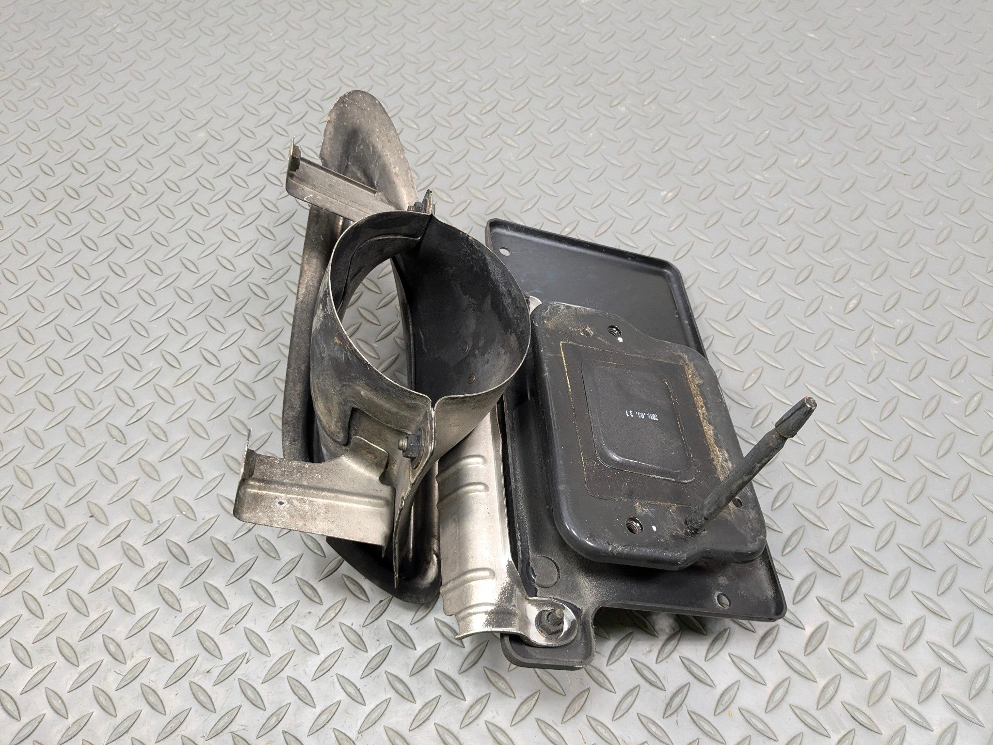 2012 - 2014 HYUNDAI AZERA OEM EXHAUST MUFFLER WITH BRACKET REAR RIGHT SIDE