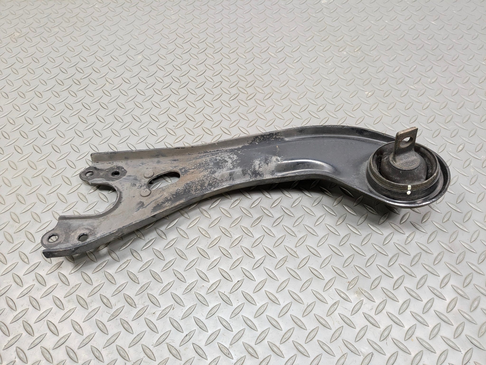 2012 - 2014 HYUNDAI AZERA OEM LOWER TRAILING CONTROL ARM REAR LEFT DRIVER SIDE