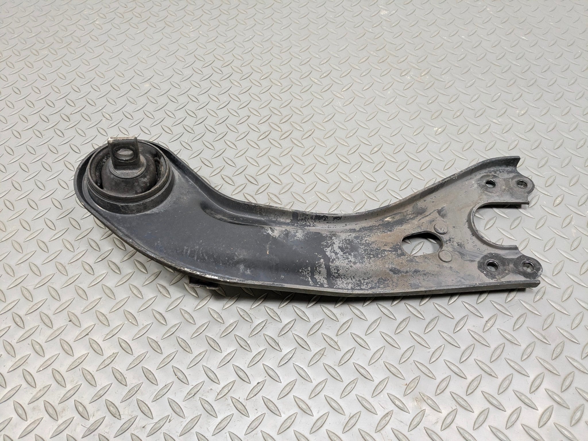 2012 - 2014 HYUNDAI AZERA OEM LOWER TRAILING CONTROL ARM REAR LEFT DRIVER SIDE