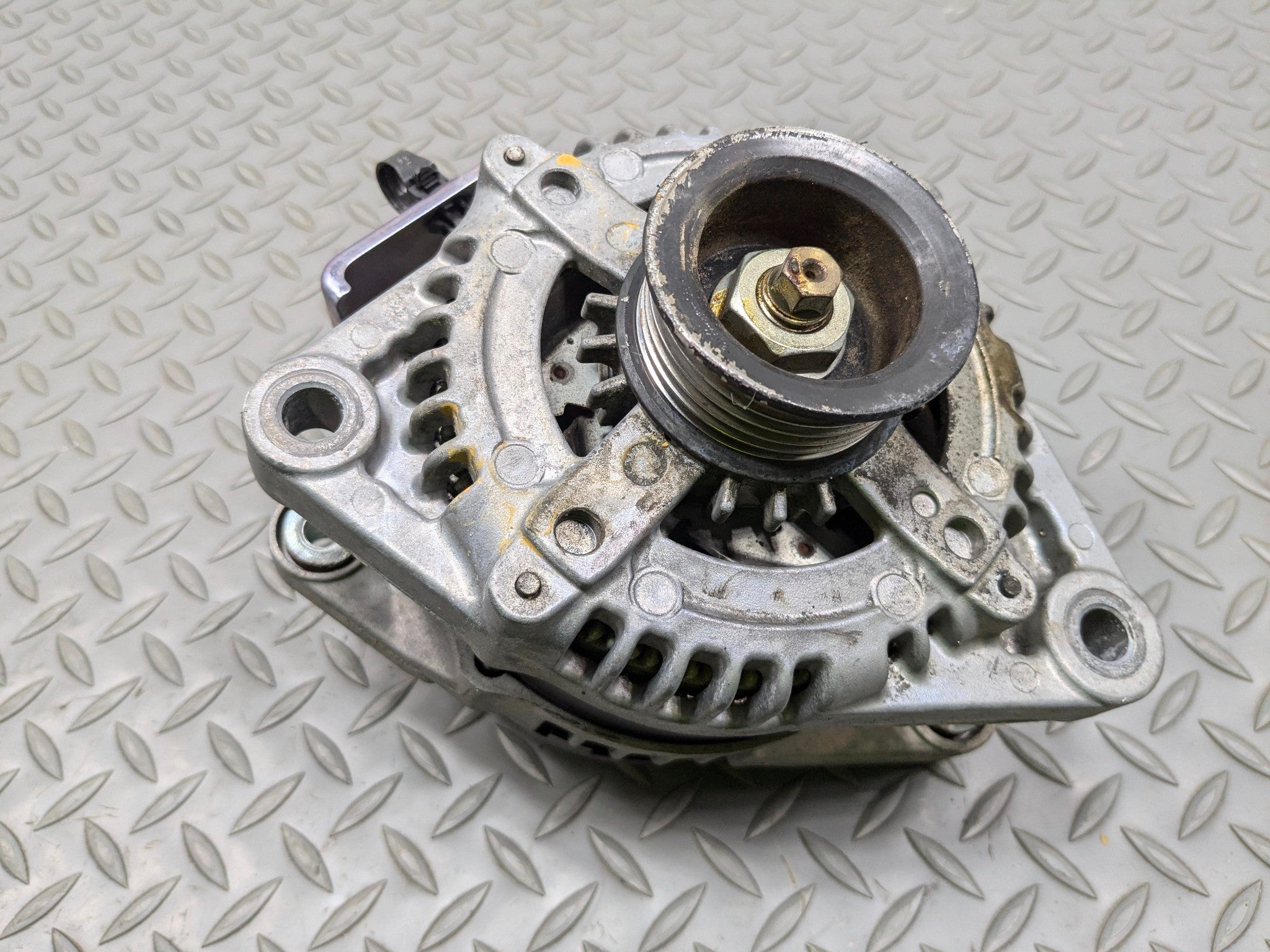 2012 - 2014 HYUNDAI AZERA OEM ALTERNATOR ENGINE MOTOR POWER GENERATOR ASSEMBLY
