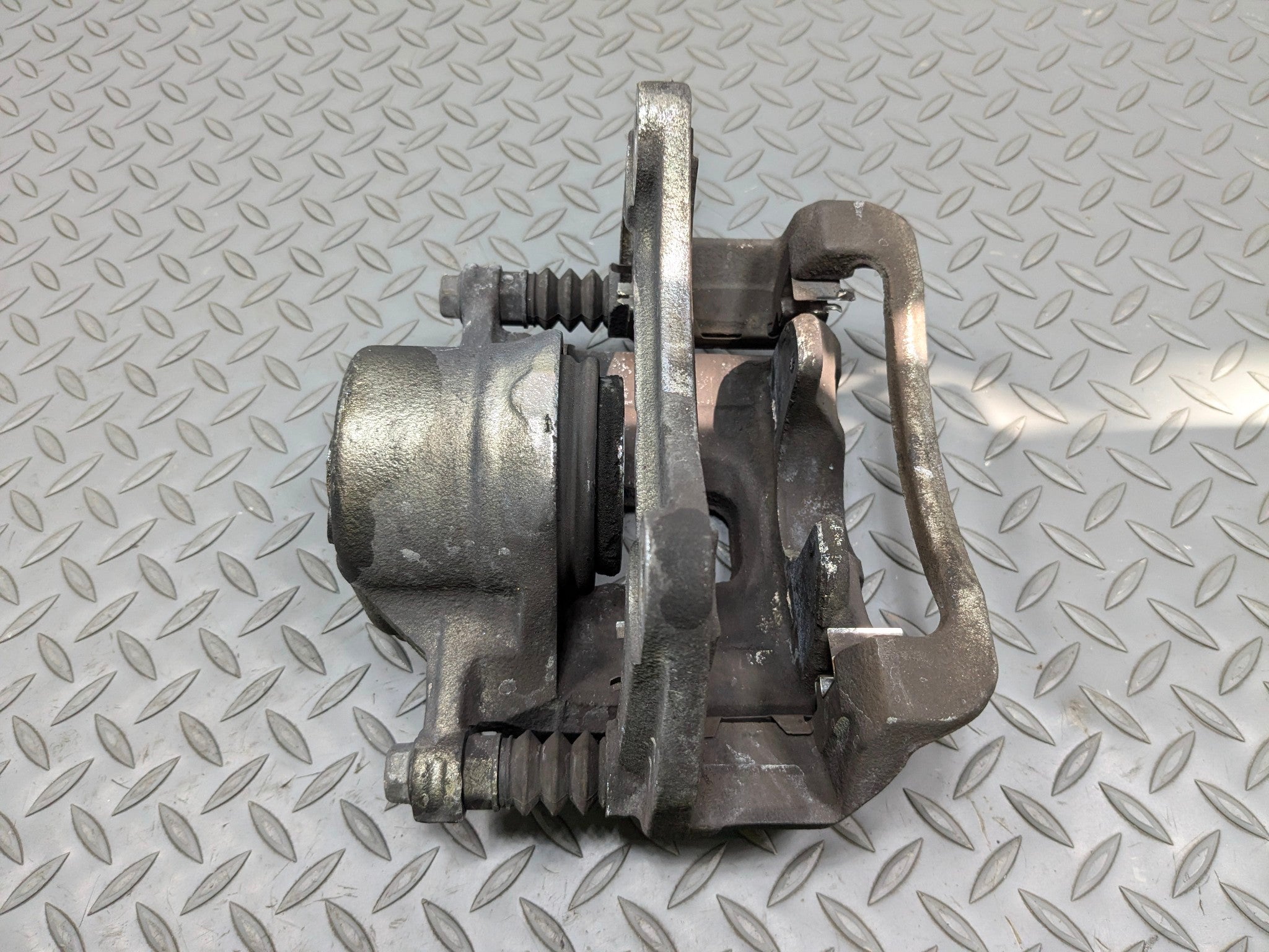 2012 - 2014 HYUNDAI AZERA OEM BRAKE CALIPER ASSEMBLY FRONT RIGHT PASSENGER SIDE
