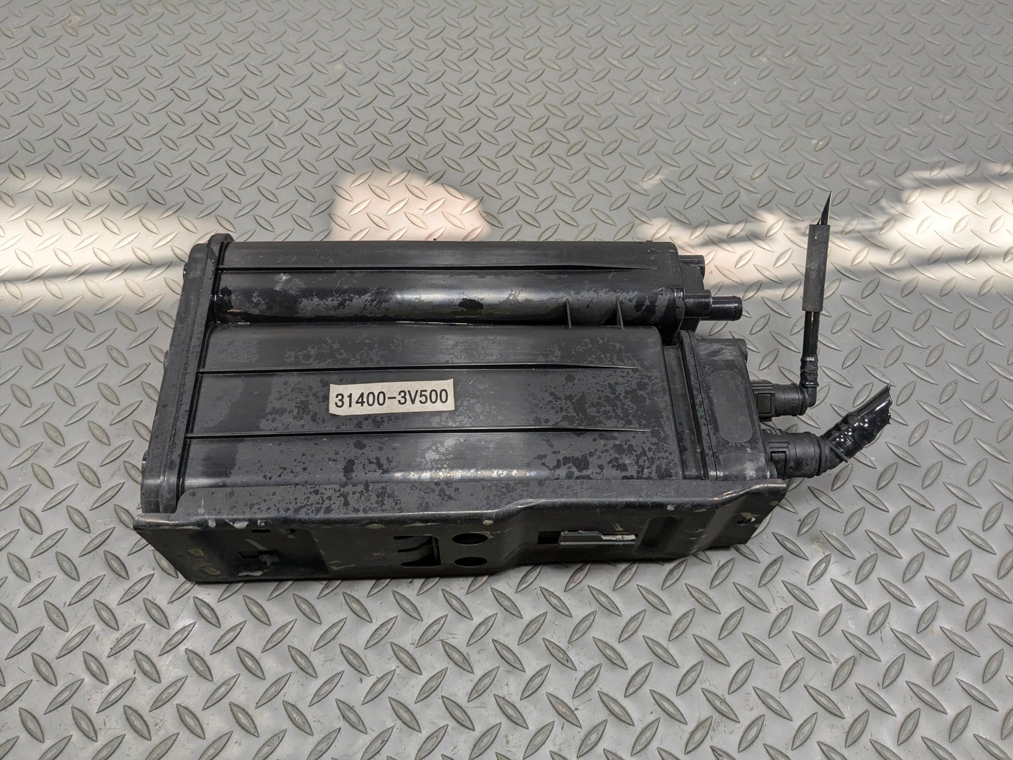 2012 - 2014 HYUNDAI AZERA OEM FUEL VAPOR EVAPORATOR EMISSION EVAP CANISTER