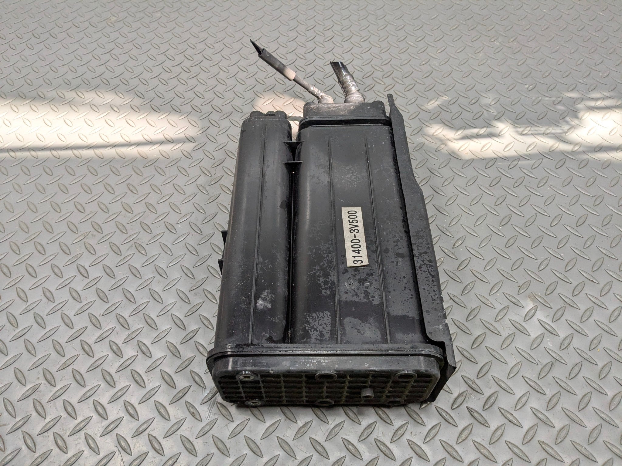 2012 - 2014 HYUNDAI AZERA OEM FUEL VAPOR EVAPORATOR EMISSION EVAP CANISTER