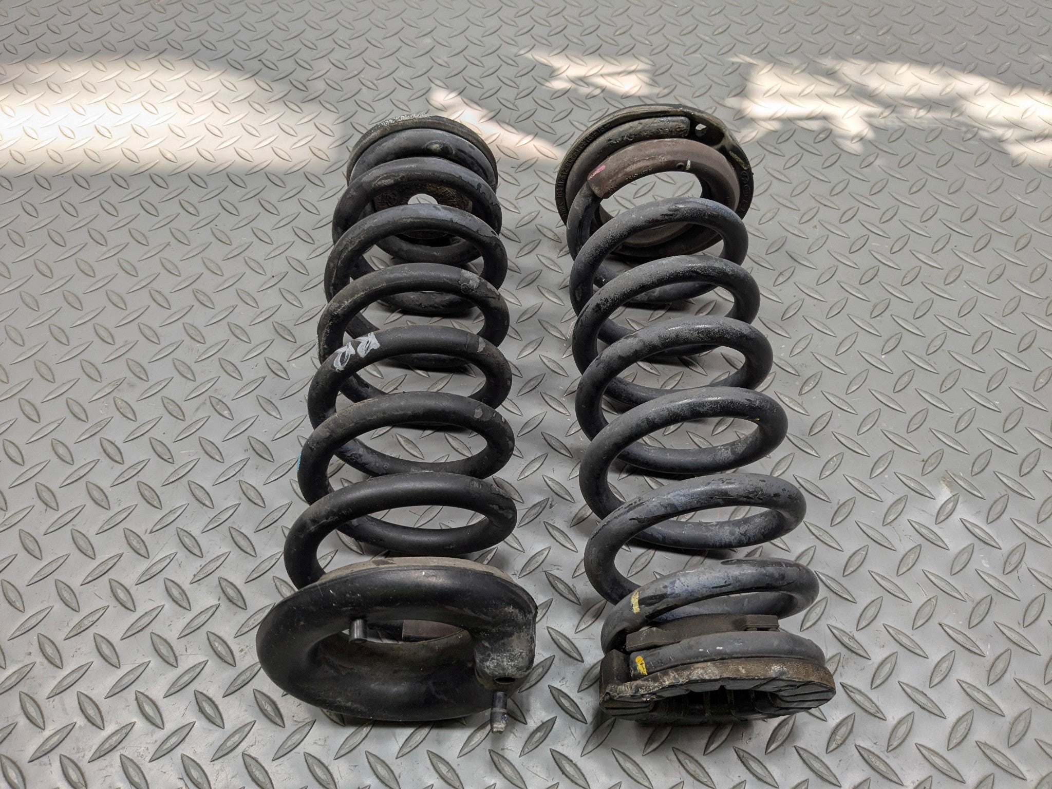 2012 - 2014 HYUNDAI AZERA OEM SUSPENSION COIL SPRING SET REAR LEFT AND RIGHT