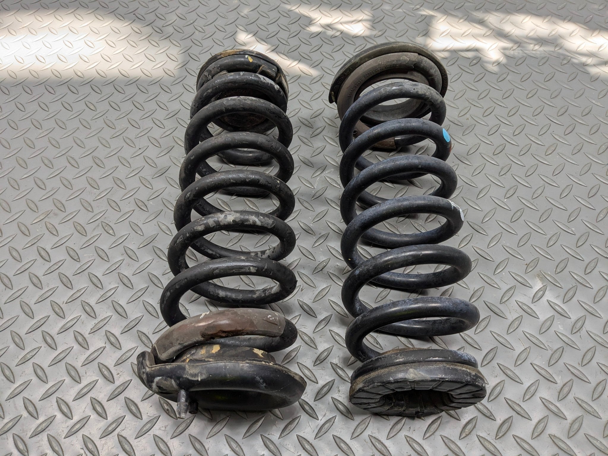 2012 - 2014 HYUNDAI AZERA OEM SUSPENSION COIL SPRING SET REAR LEFT AND RIGHT