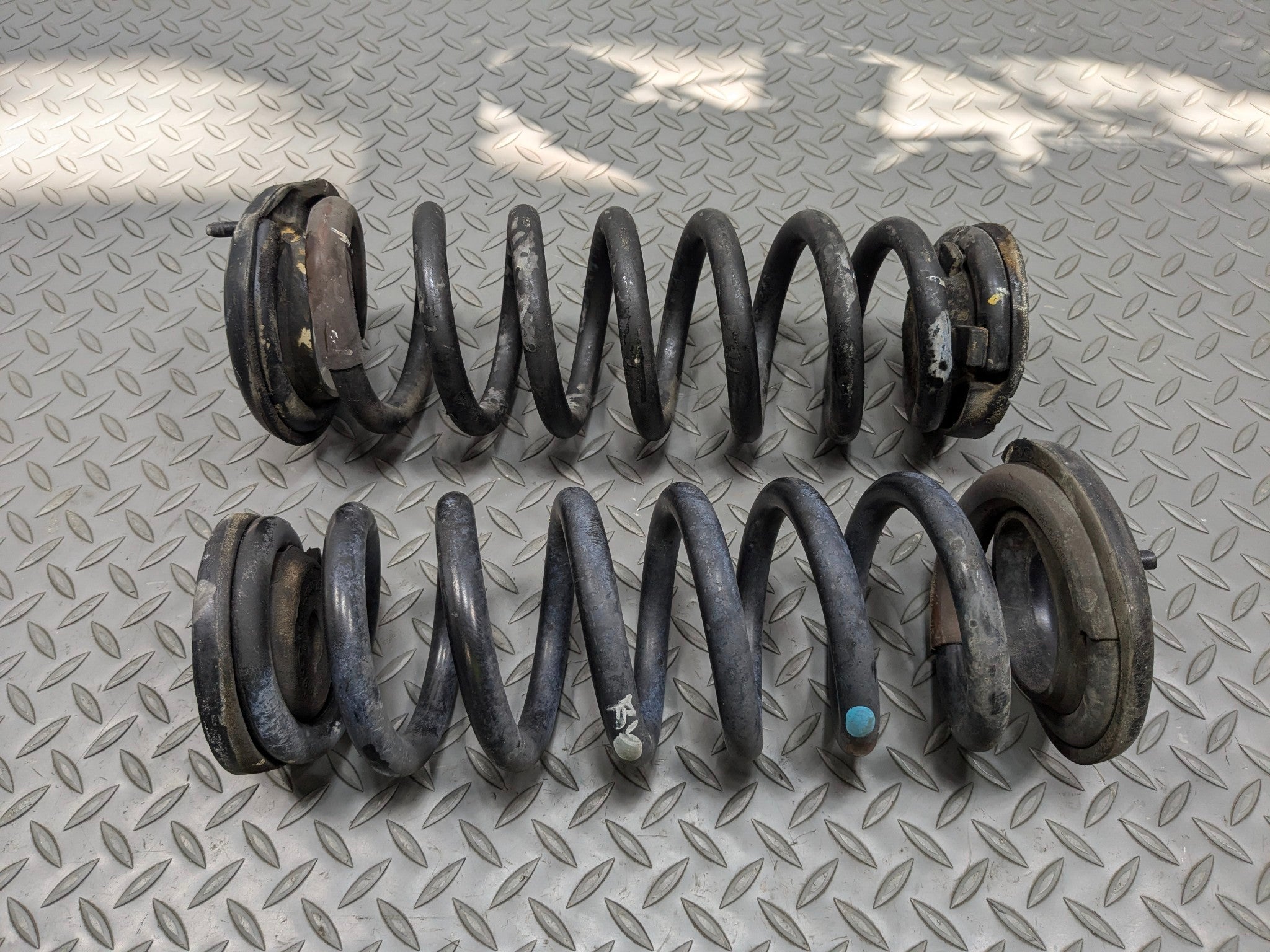 2012 - 2014 HYUNDAI AZERA OEM SUSPENSION COIL SPRING SET REAR LEFT AND RIGHT