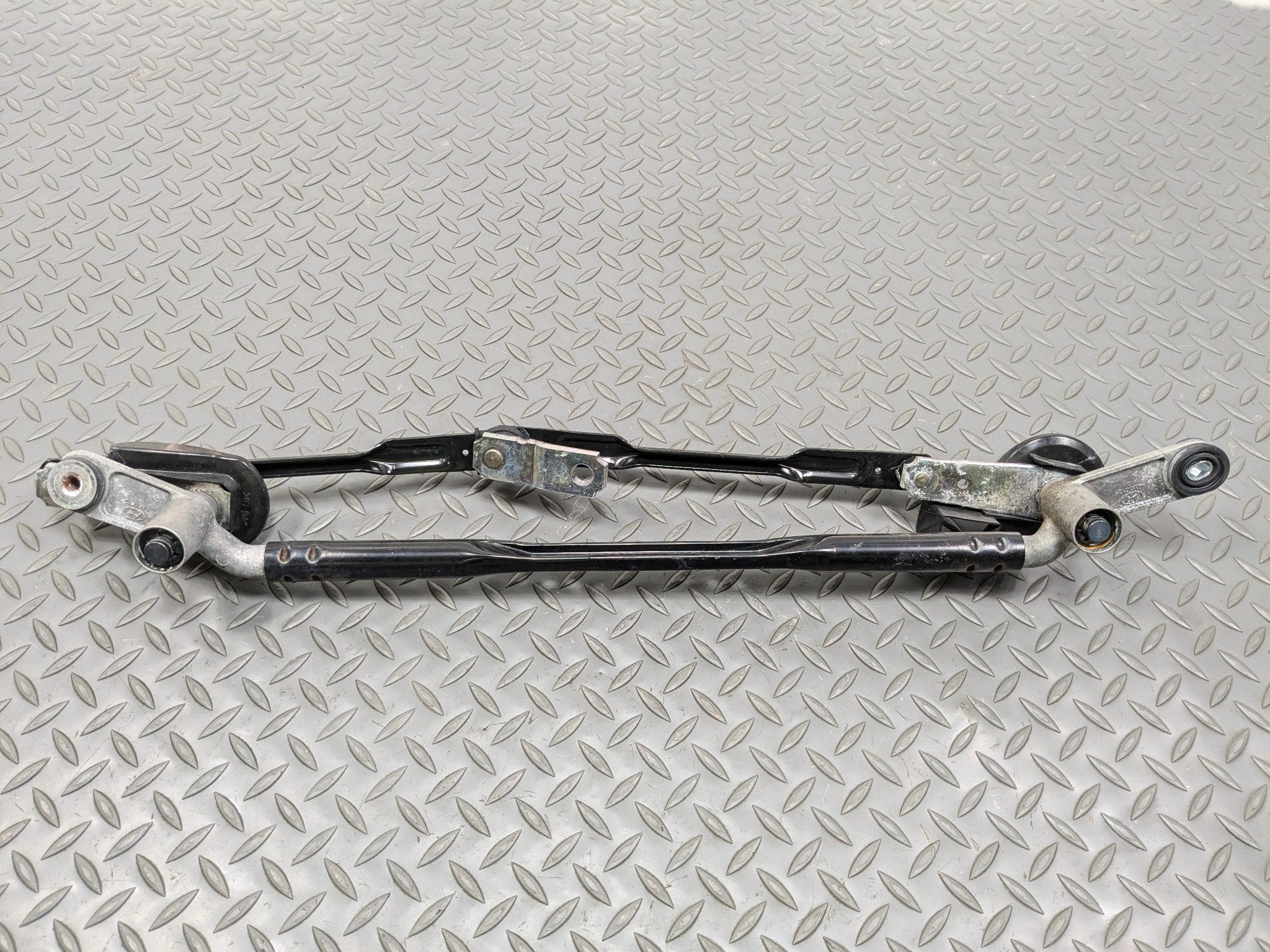2012 - 2014 HYUNDAI AZERA OEM WINDSHIELD WIPER TRANSMISSION LINKAGE ASSEMBLY