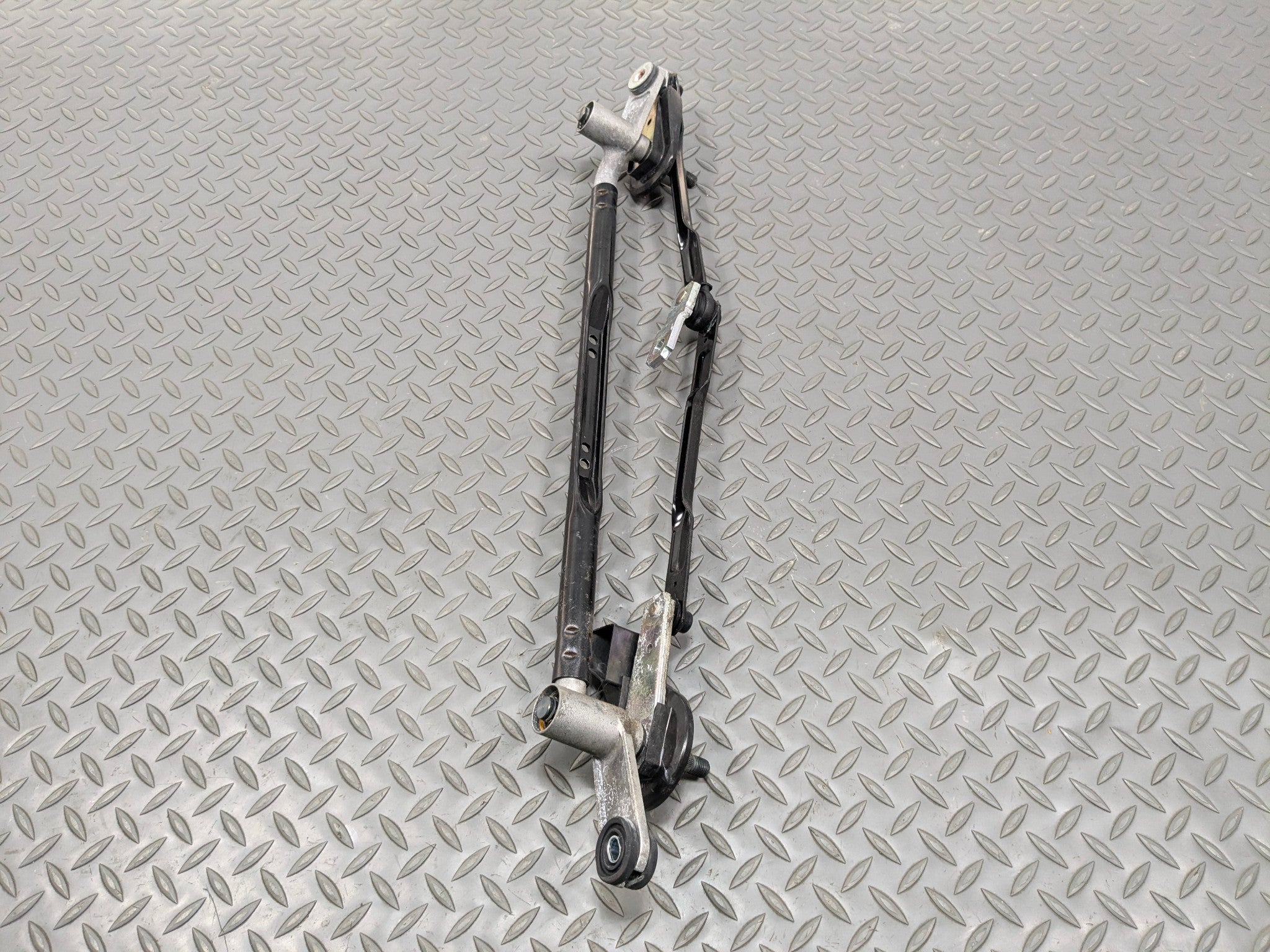 2012 - 2014 HYUNDAI AZERA OEM WINDSHIELD WIPER TRANSMISSION LINKAGE ASSEMBLY