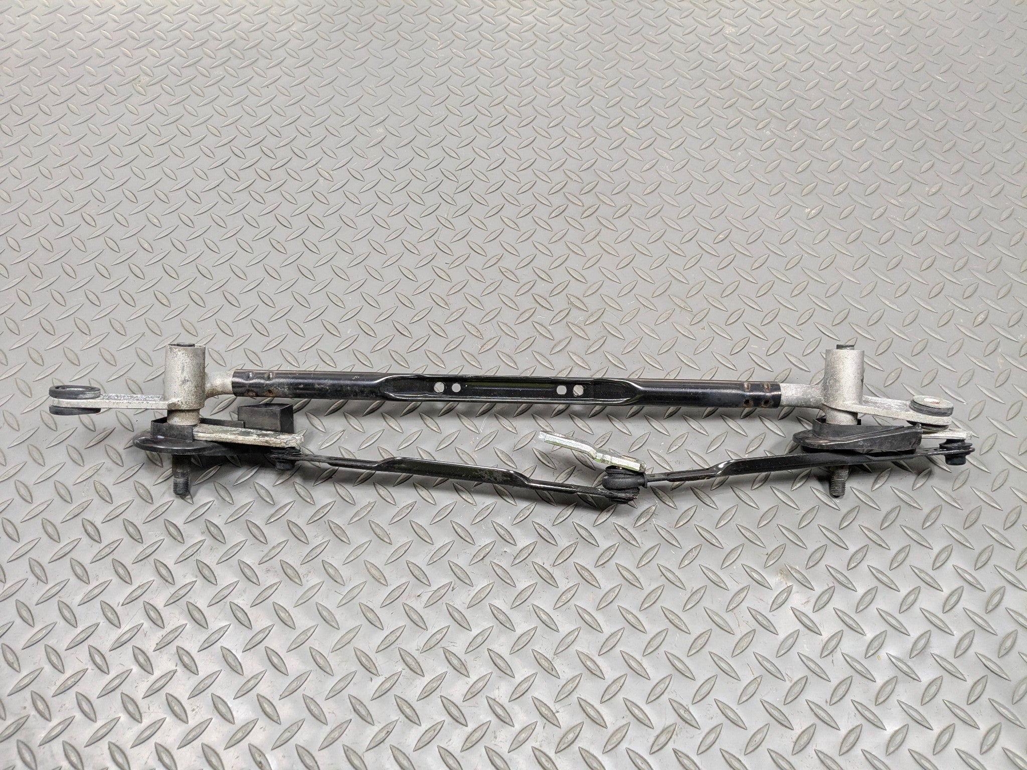 2012 - 2014 HYUNDAI AZERA OEM WINDSHIELD WIPER TRANSMISSION LINKAGE ASSEMBLY