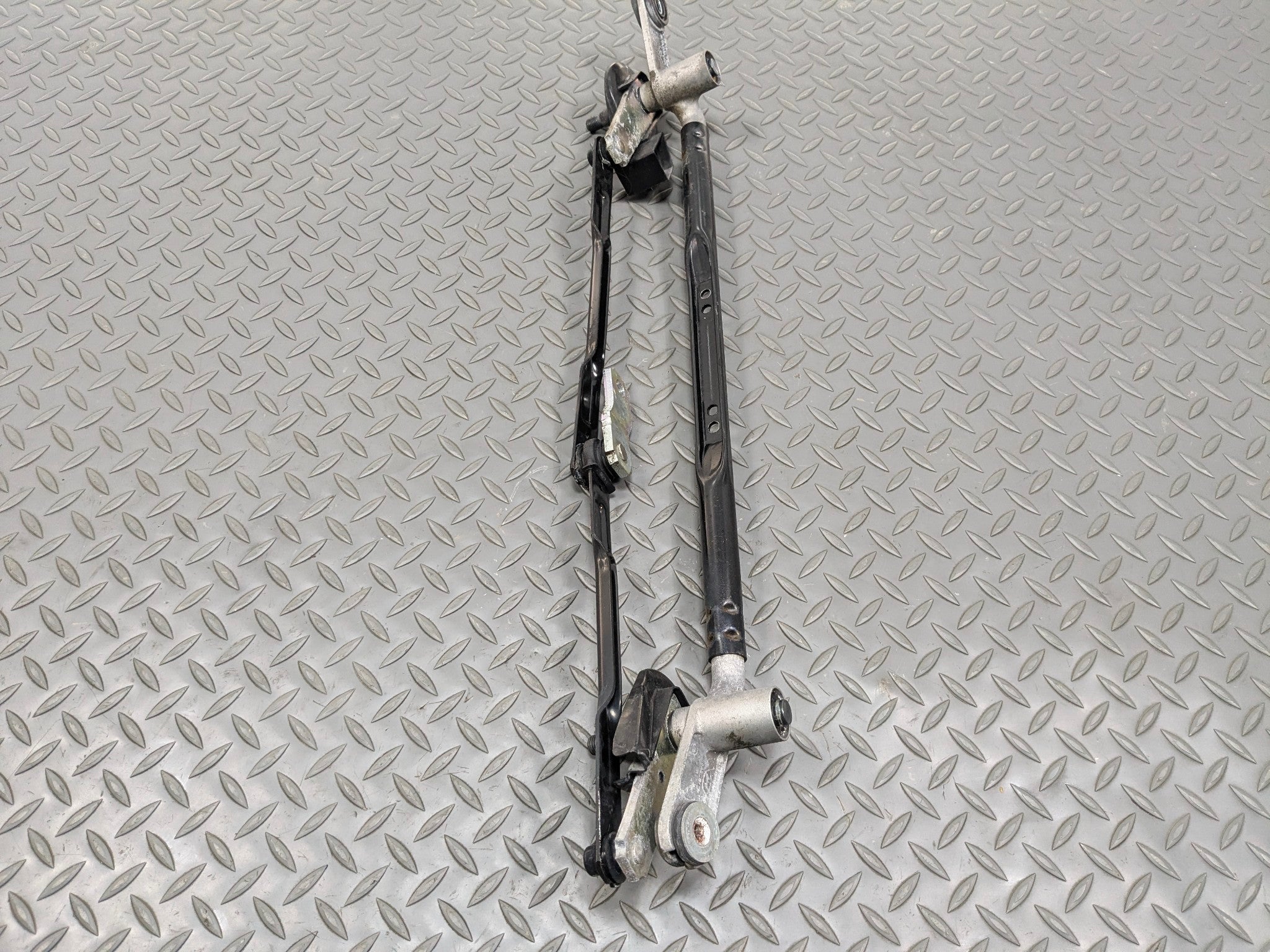 2012 - 2014 HYUNDAI AZERA OEM WINDSHIELD WIPER TRANSMISSION LINKAGE ASSEMBLY