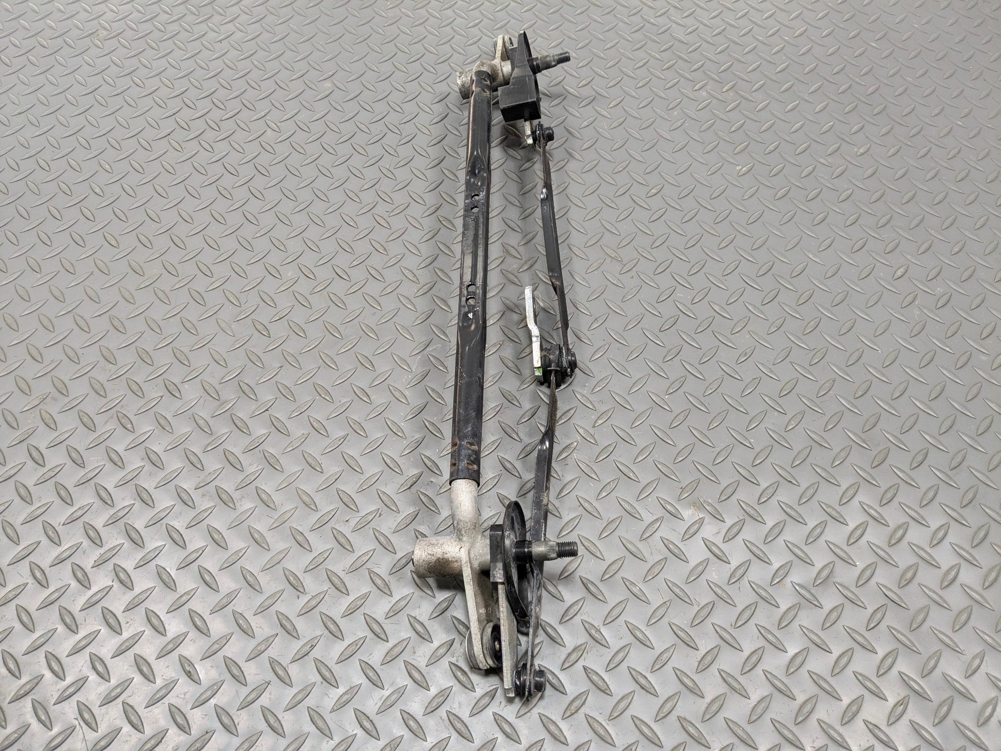 2012 - 2014 HYUNDAI AZERA OEM WINDSHIELD WIPER TRANSMISSION LINKAGE ASSEMBLY