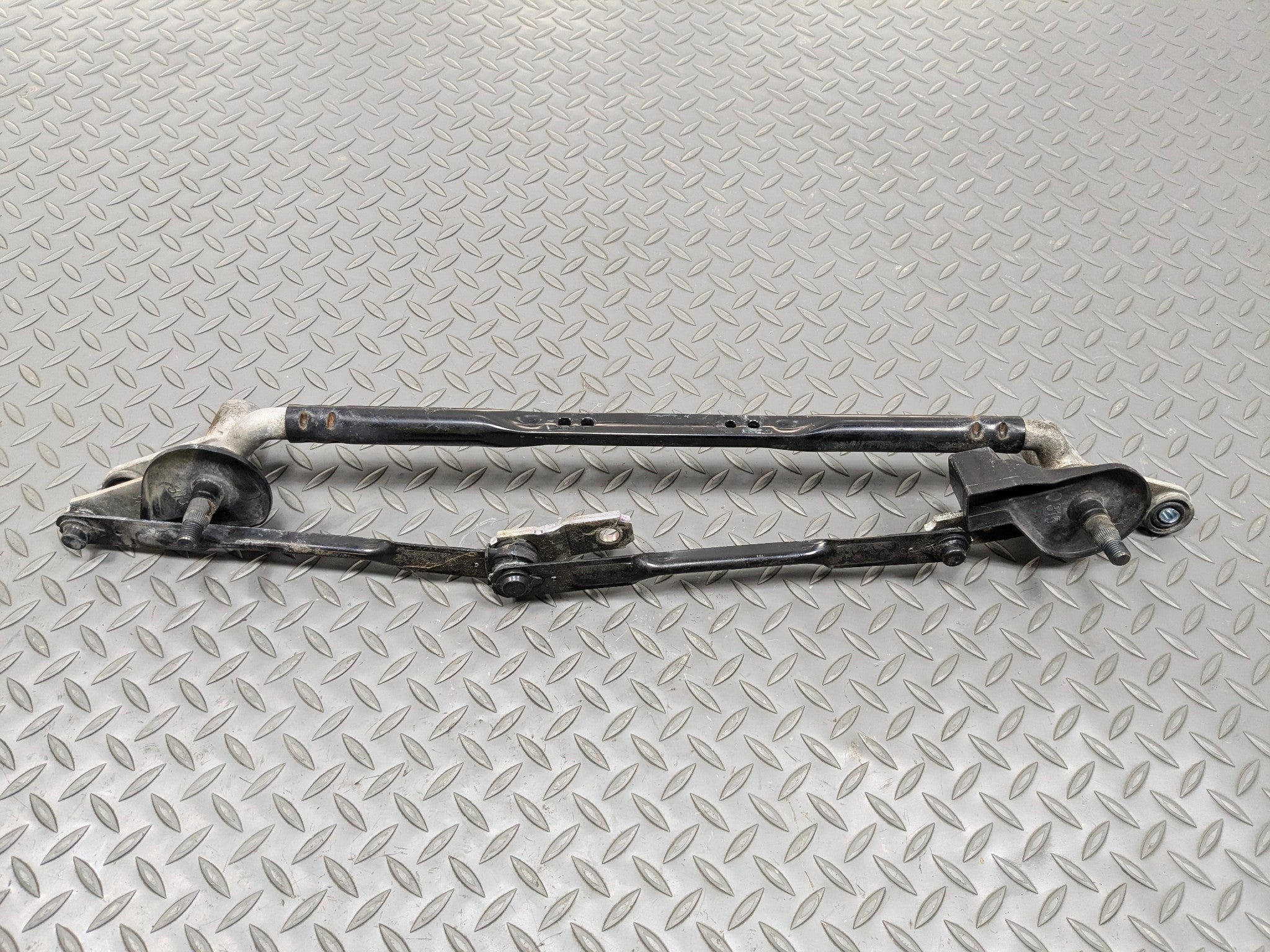 2012 - 2014 HYUNDAI AZERA OEM WINDSHIELD WIPER TRANSMISSION LINKAGE ASSEMBLY