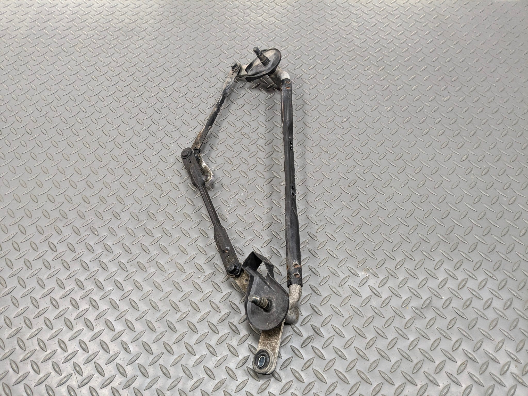 2012 - 2014 HYUNDAI AZERA OEM WINDSHIELD WIPER TRANSMISSION LINKAGE ASSEMBLY